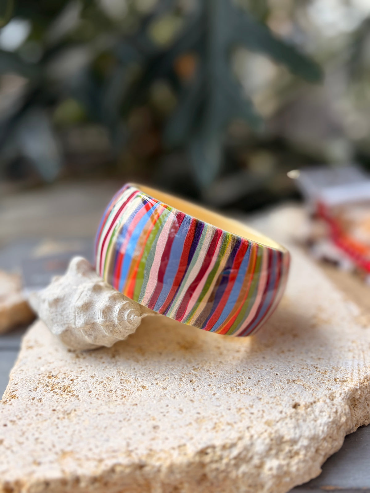 Pulsera ancha en resina multicolor