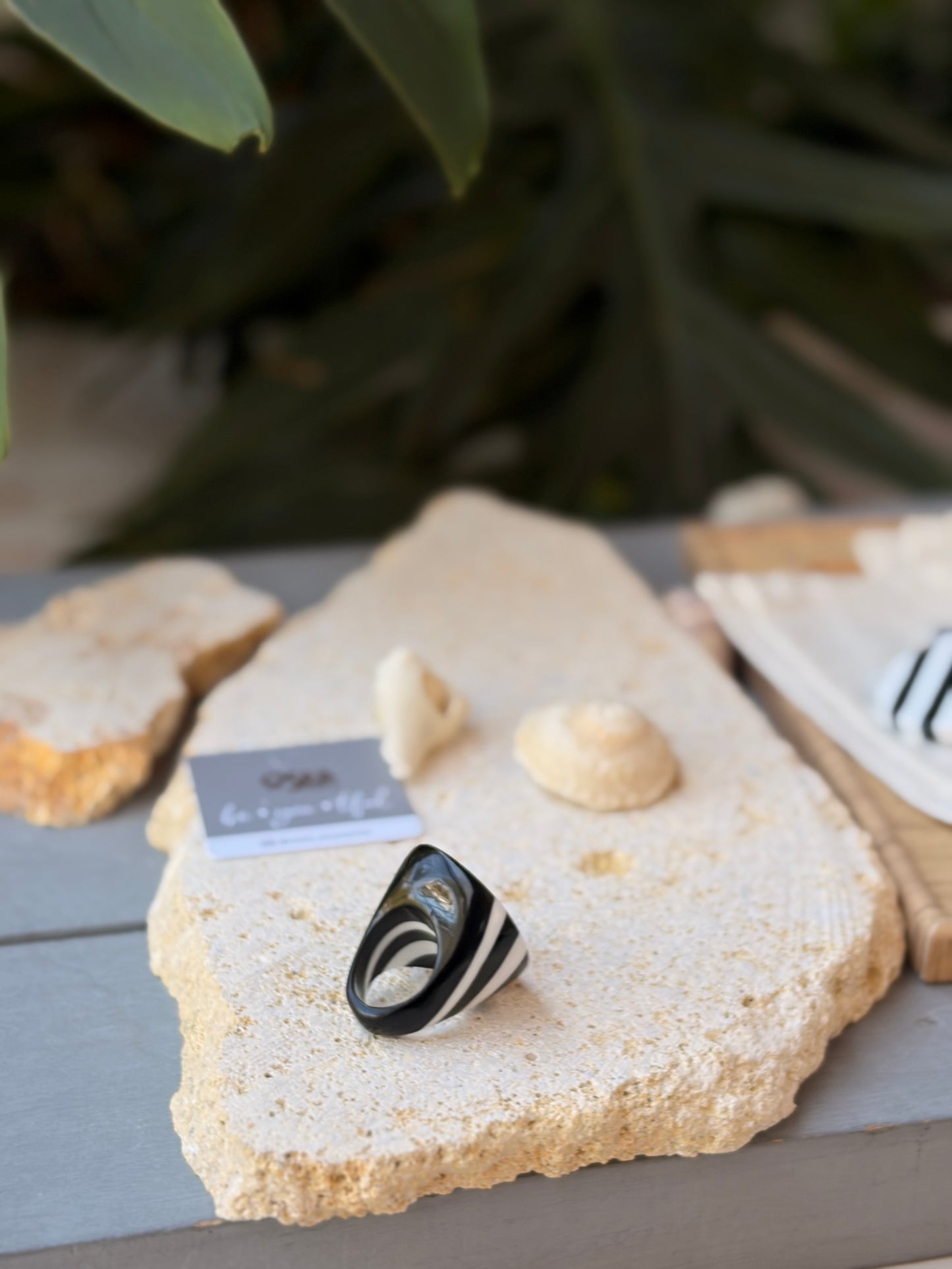 Anillo rayas blanco negro en resina