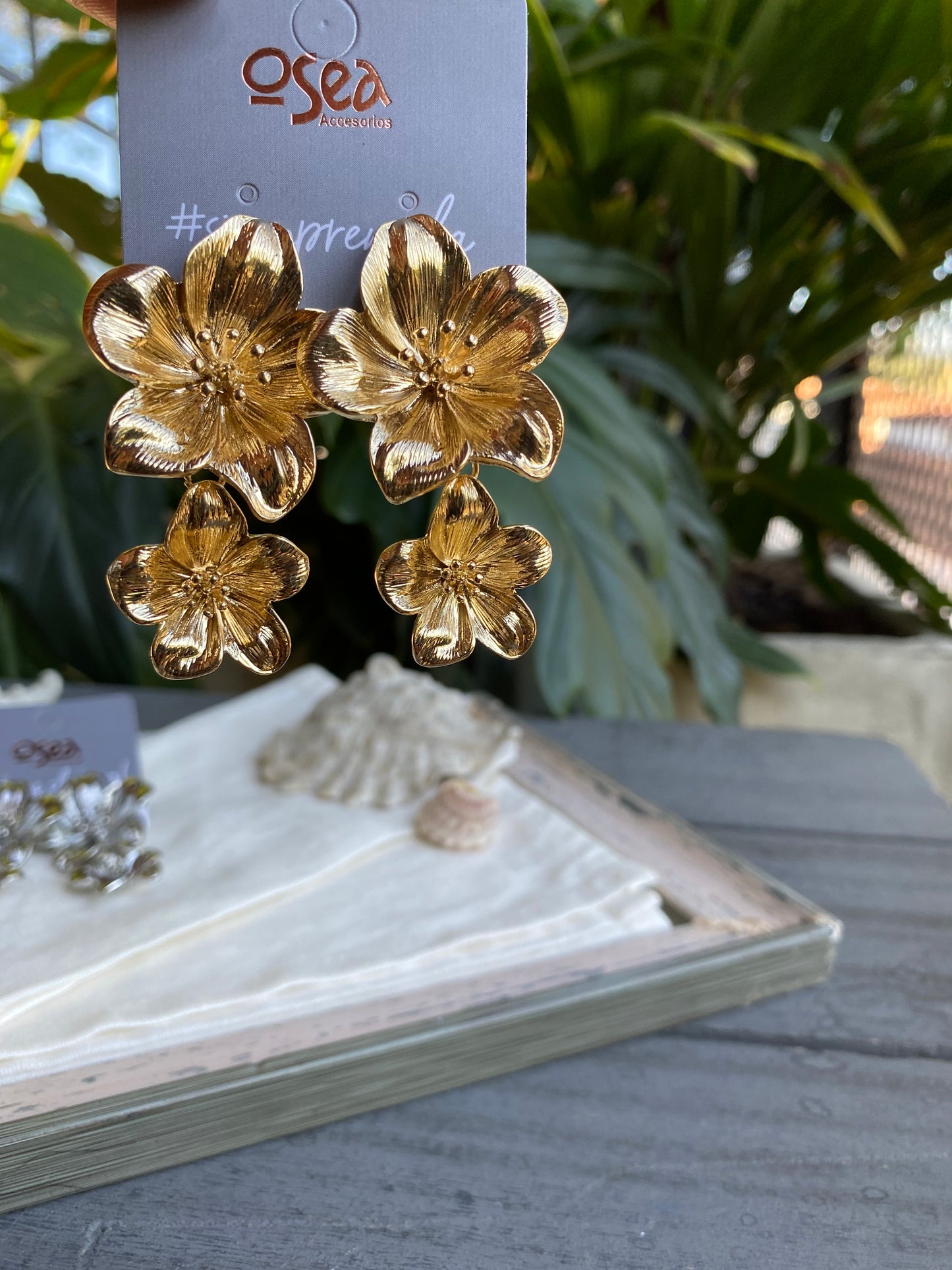 Aretes de flor doble con textura