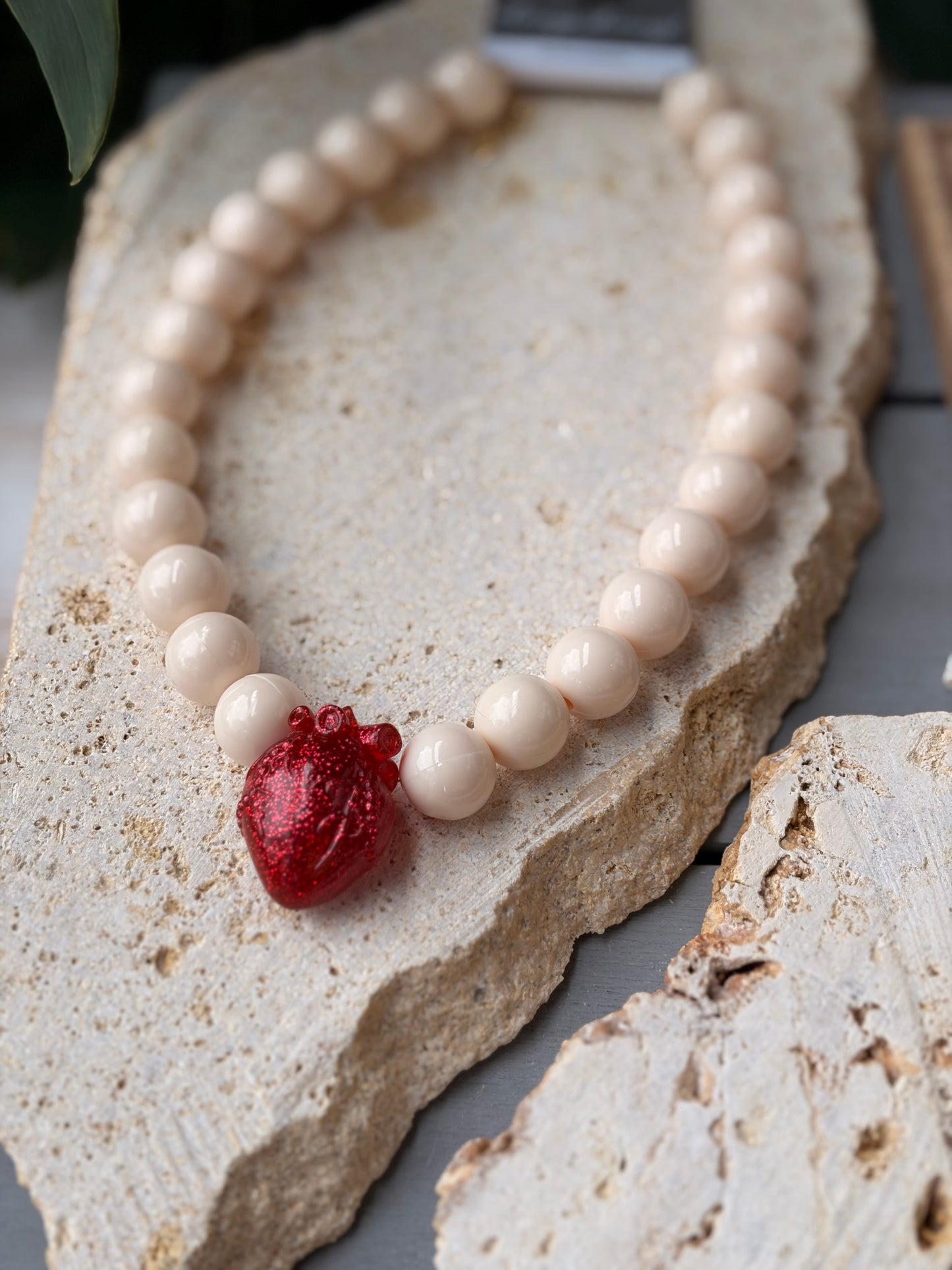 Collar bolas beige corazón anatómico