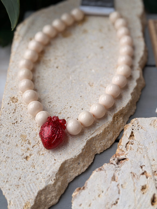 Collar bolas beige corazón anatómico