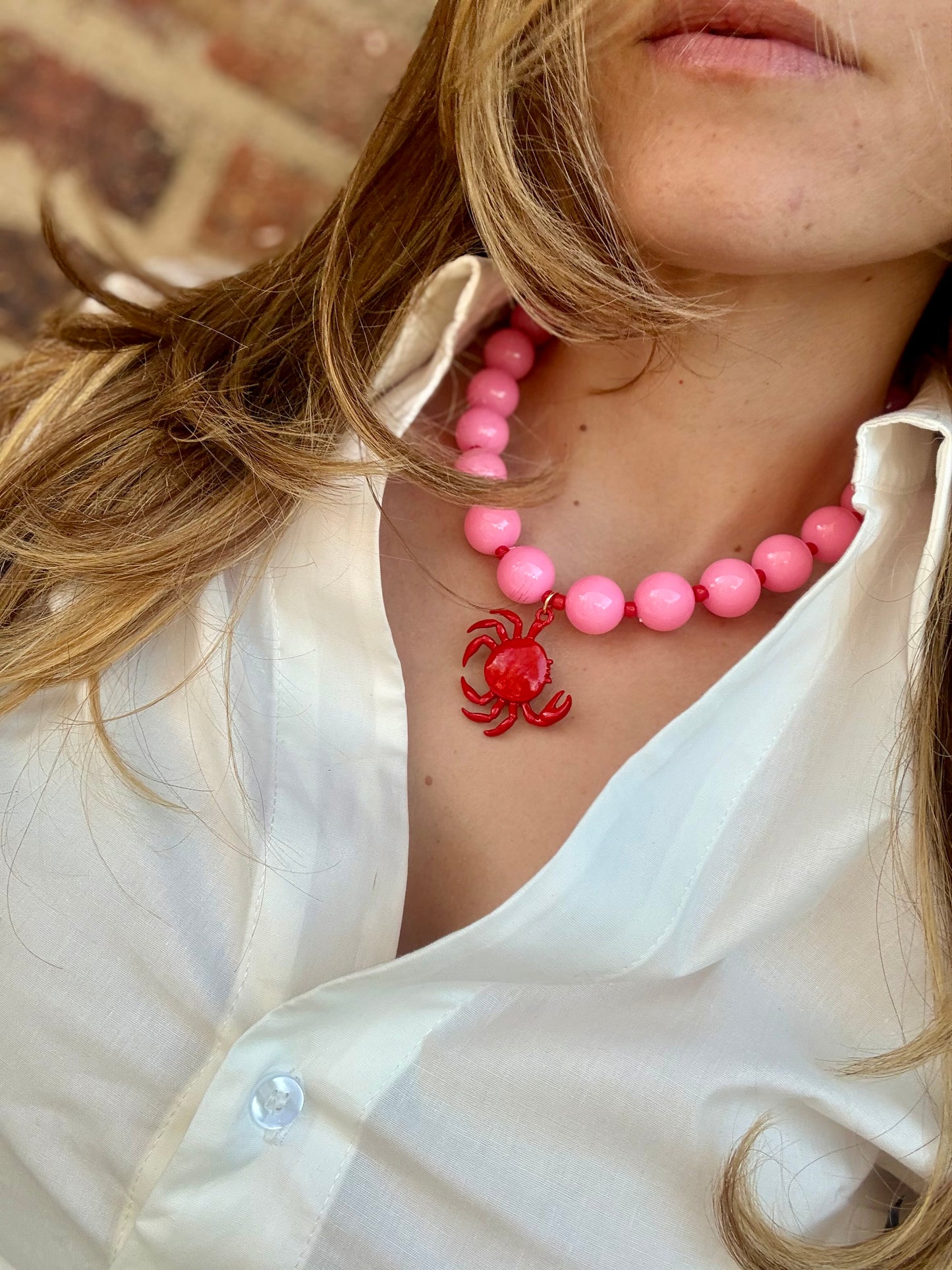 Collar bolas rosadas y cangrejo rojo