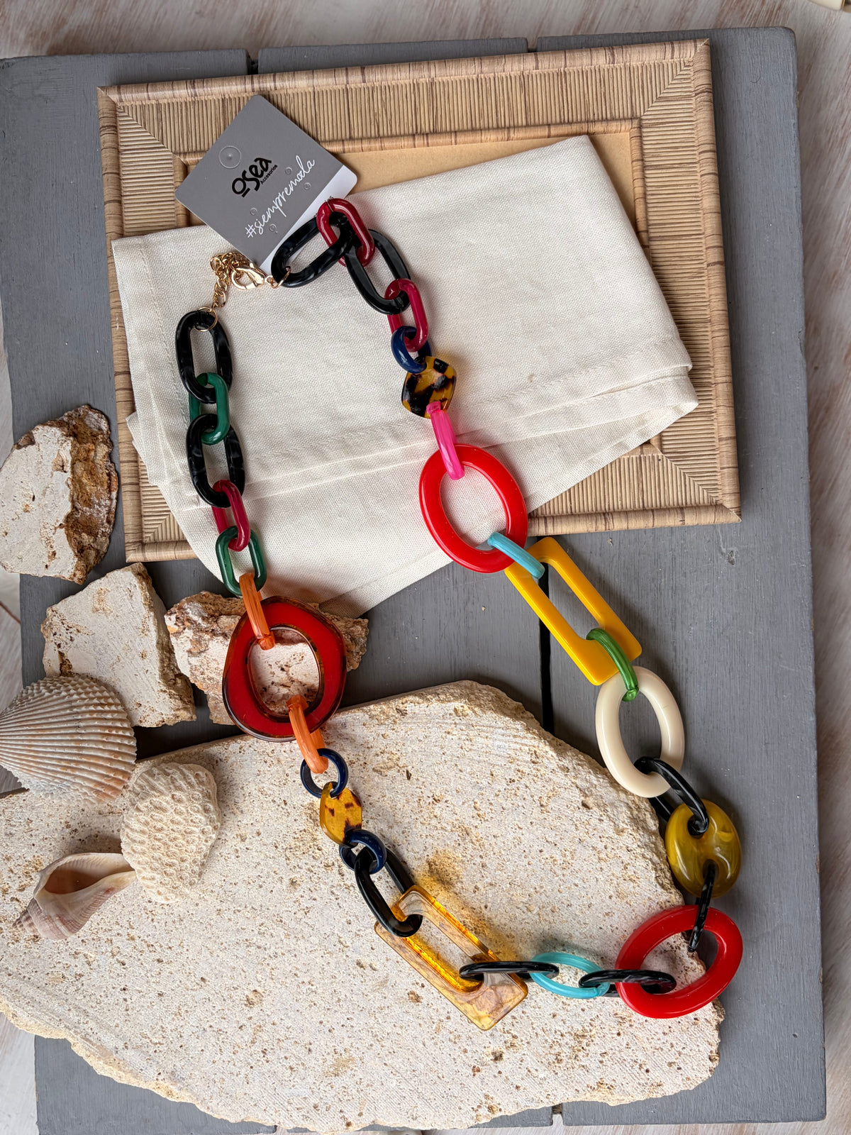 Collar largo en eslabones de resina en colores