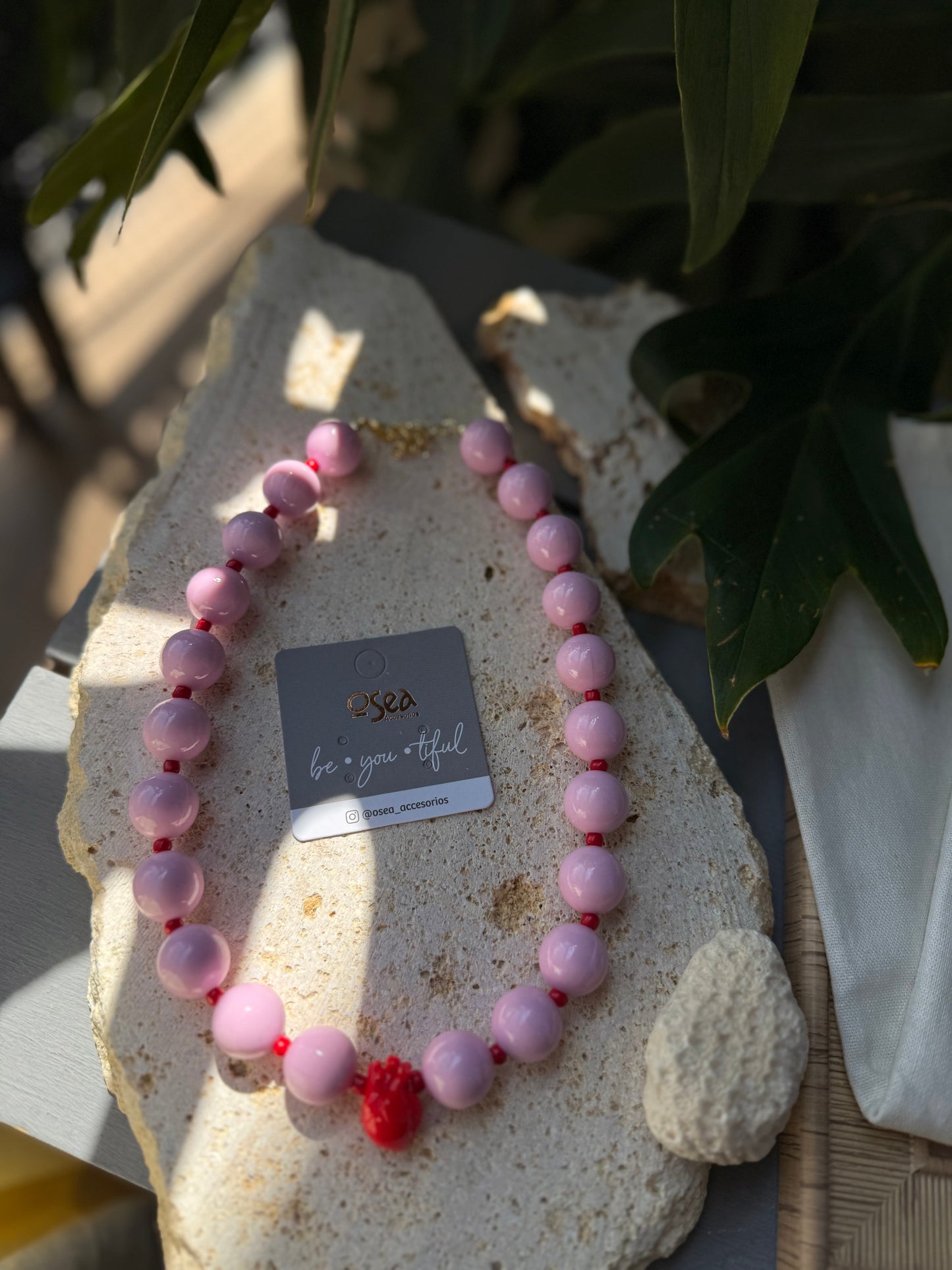 Collar bolas rosadas corazón anatómico rojo