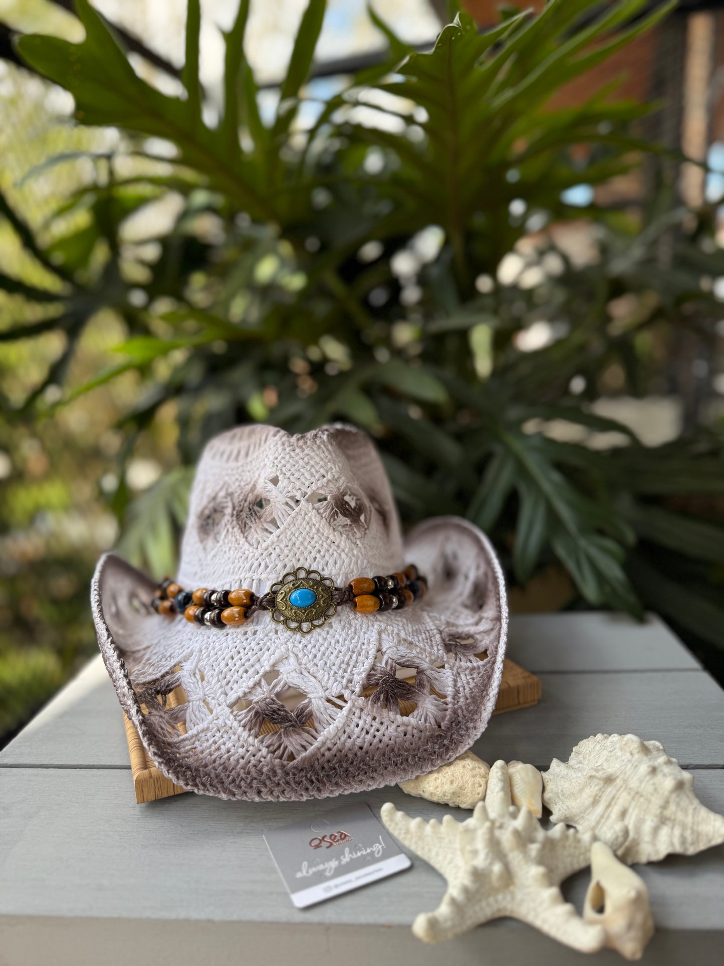 Sombrero rijido en macramé con accesorio en madera