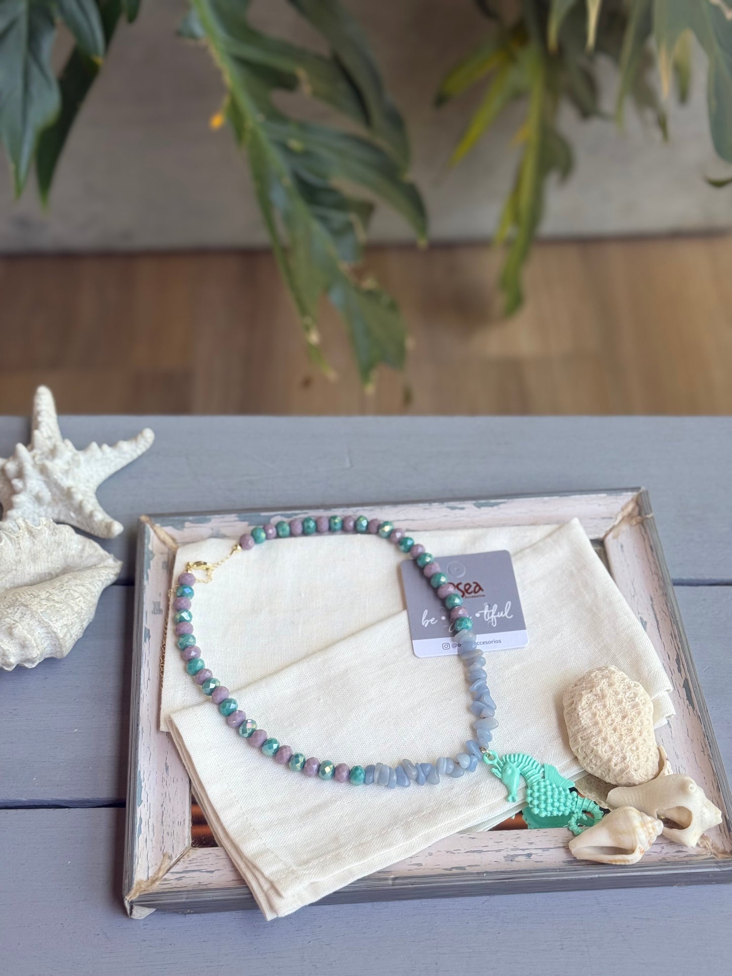 Collar en piedras y murano con dije de caballo de mar