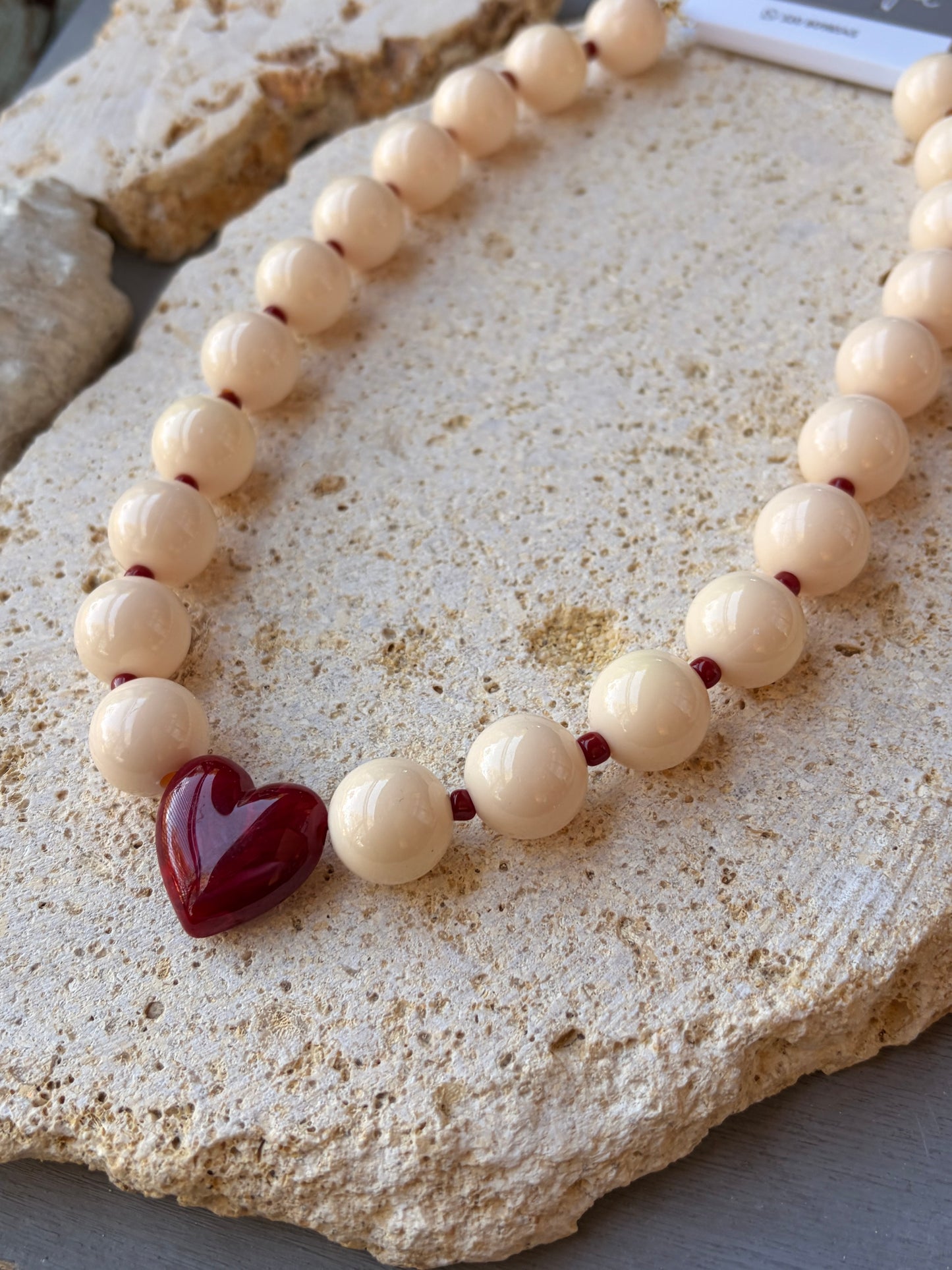 Collar bolas beige claro corazón degradé