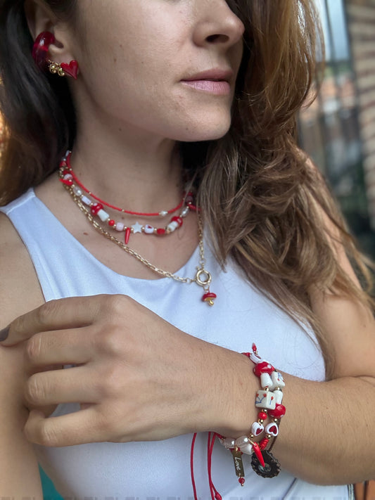 Pulsera en hilo hongos y corazones