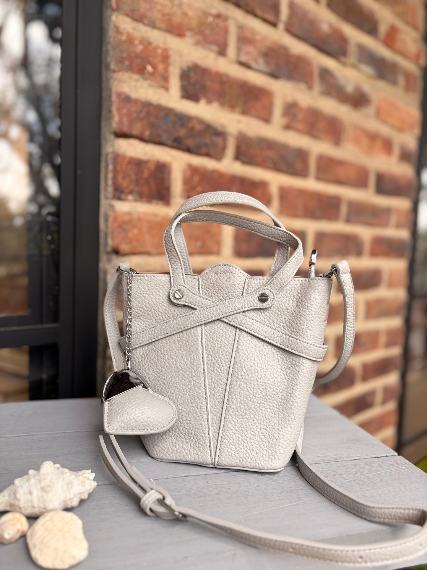 Bolso manos libres con llavero de corazón