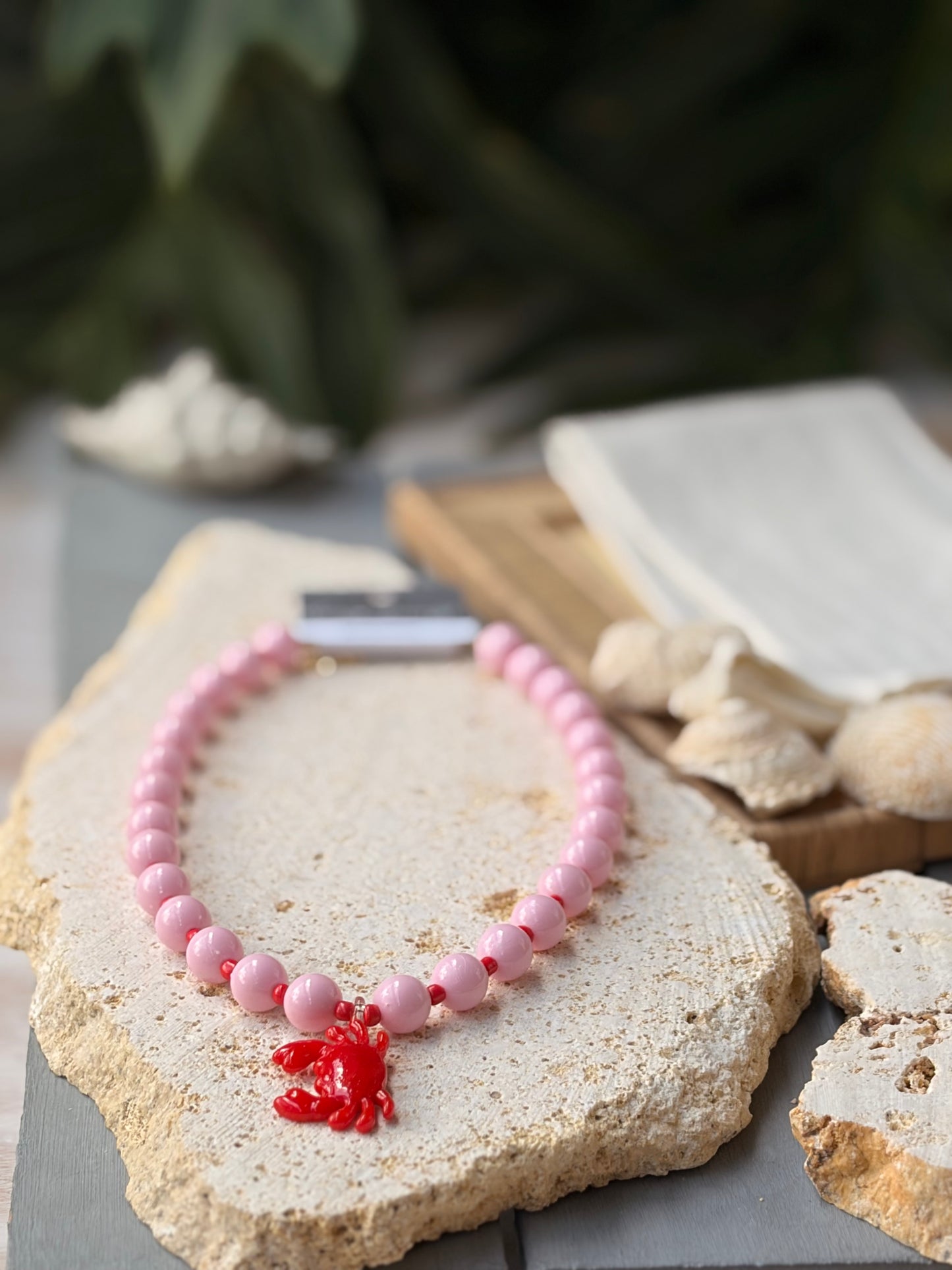 Collar bolas rosadas medianas cangrejo en vidrio