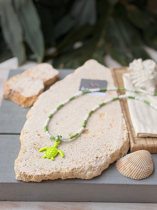 Collar largo mostacillas verdes blancas dije tortuga