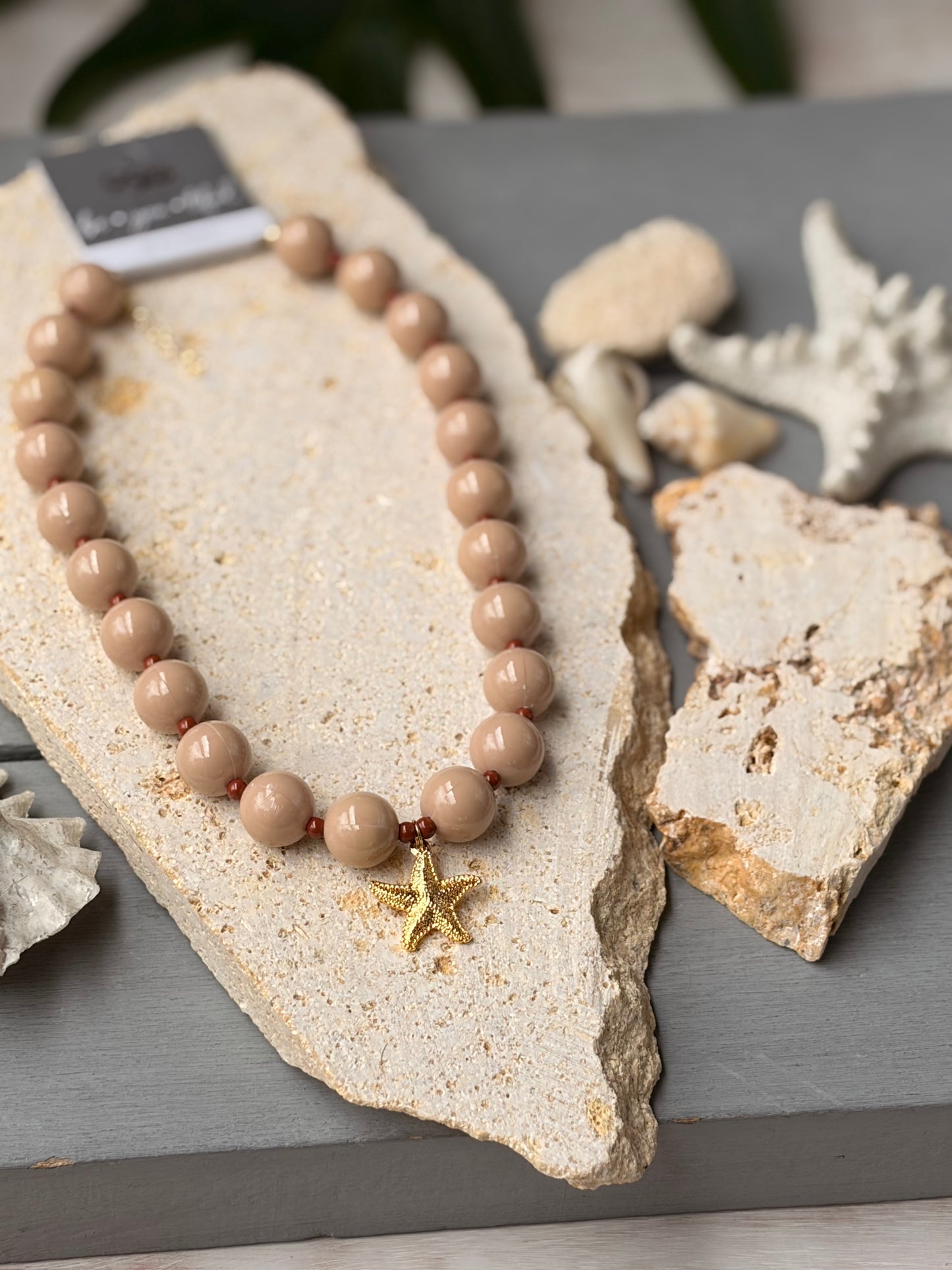 Collar bolas beige dije estrella de mar