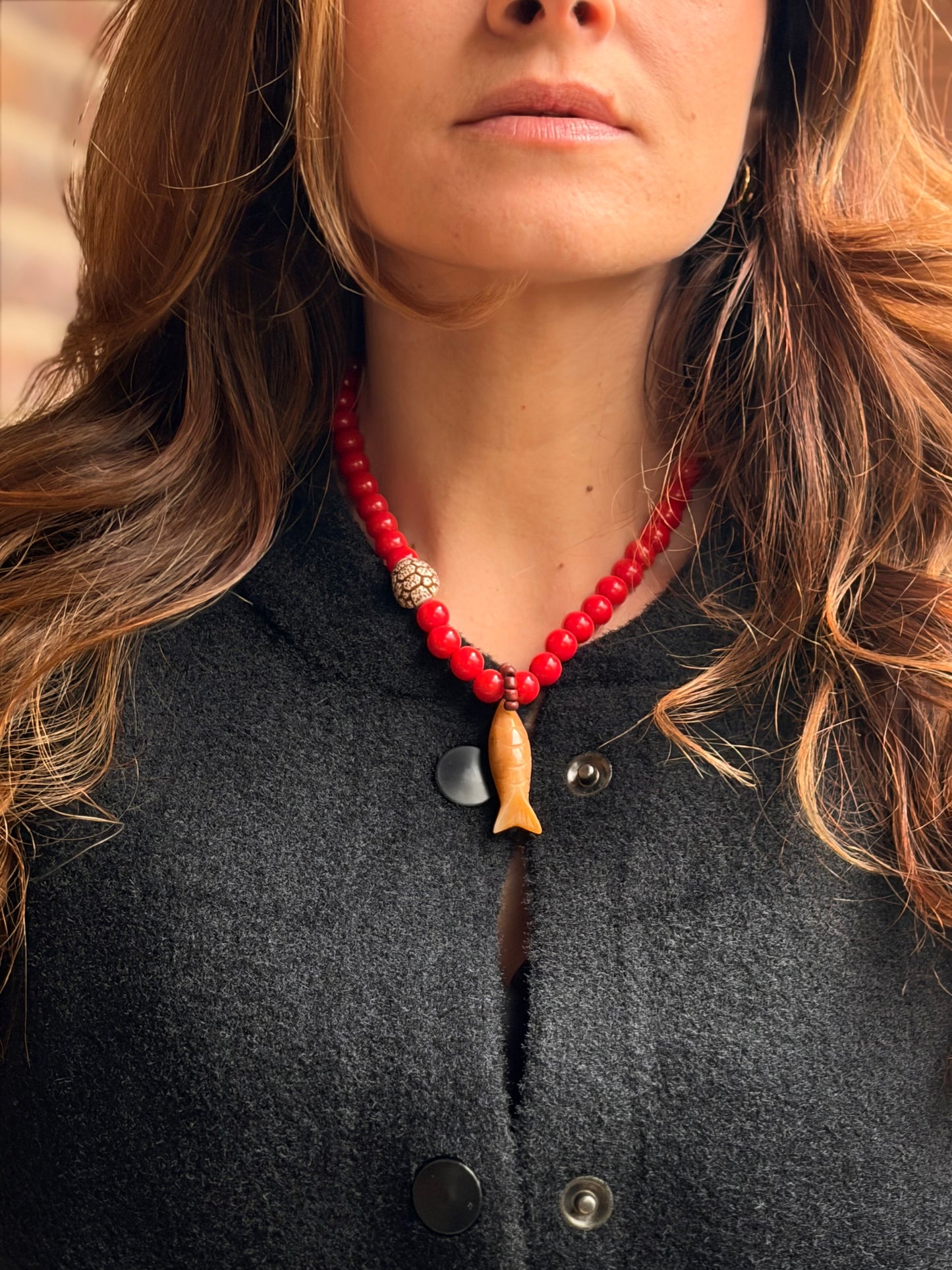 Collar bolas rojas dije pez en piedra natural