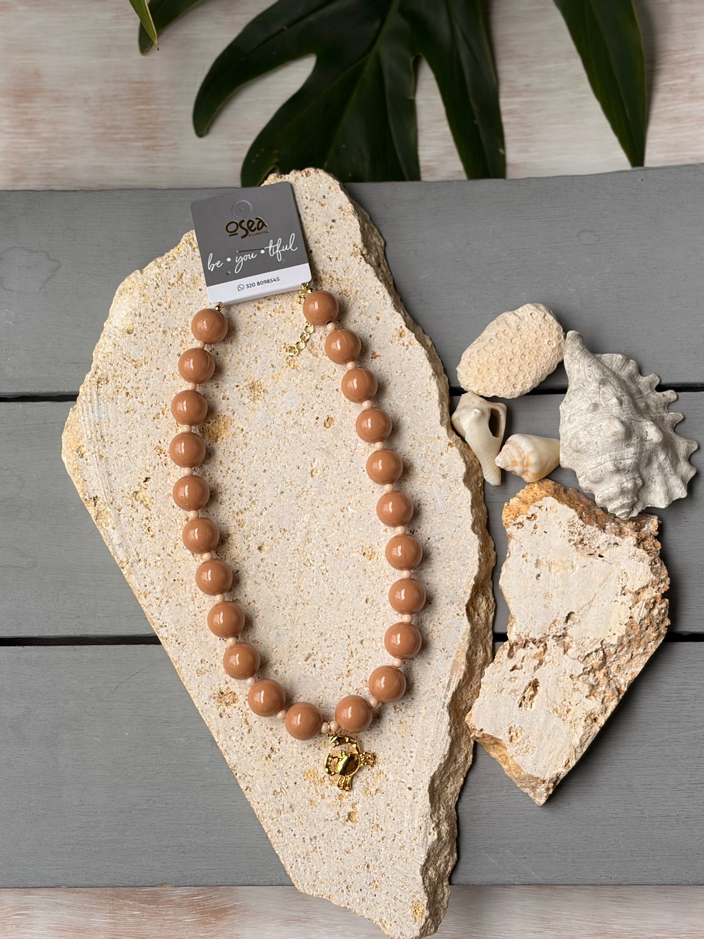 Collar bolas café claro dije cangrejo