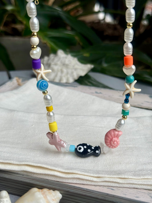Collar playero perlas plásticas y dijes de mar