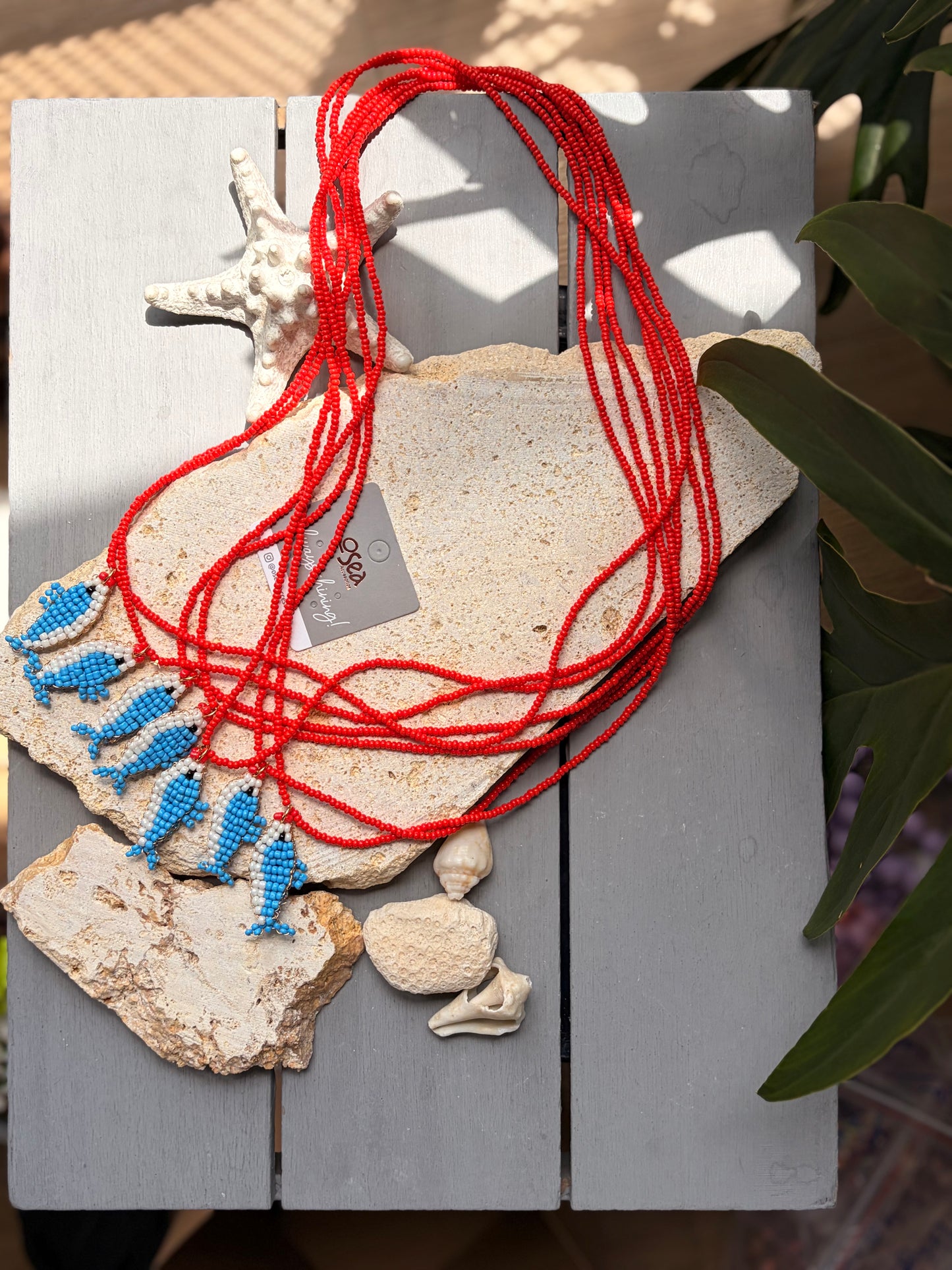 Collar largo mostacilla roja y pez tejido artesanal