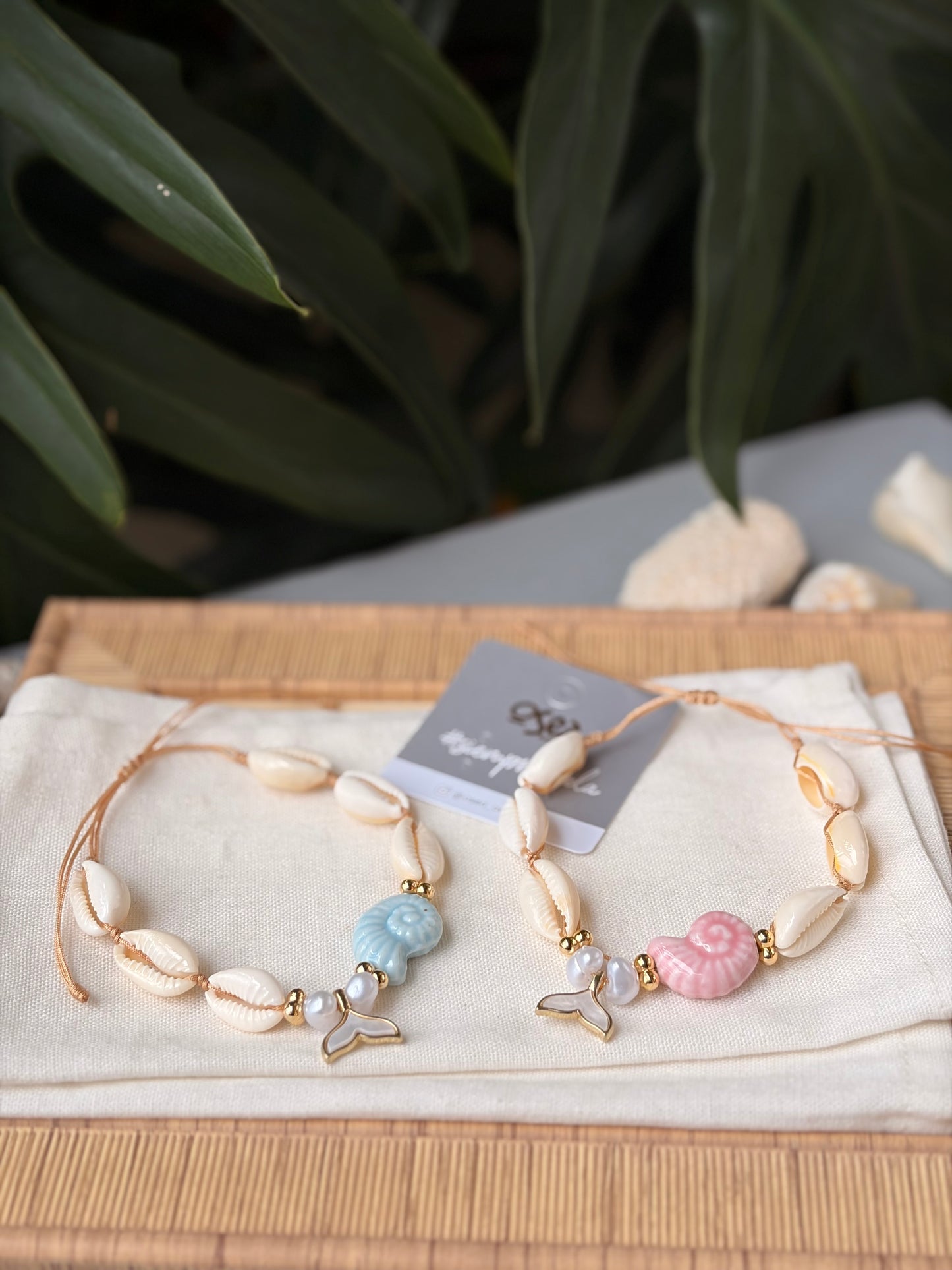 Tobillera cola de sirena y concha pastel