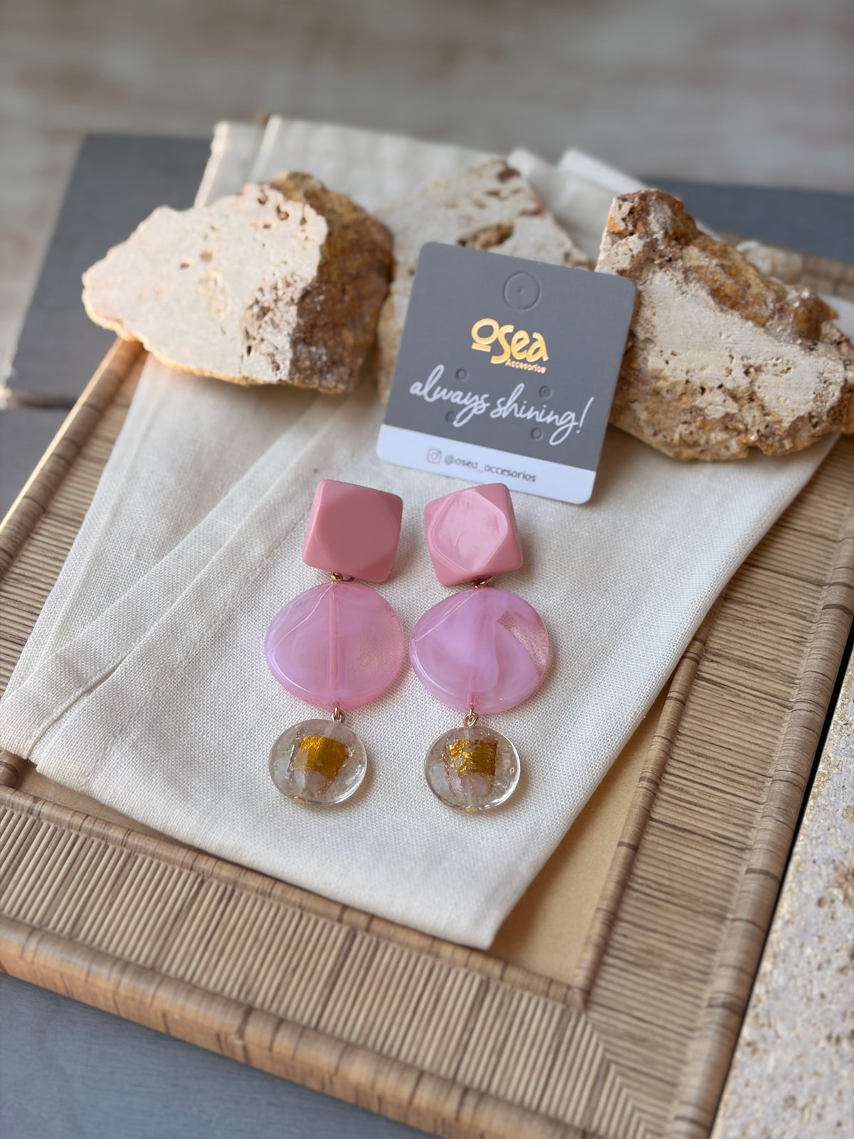 Aretes en resina rosados con dije transparente