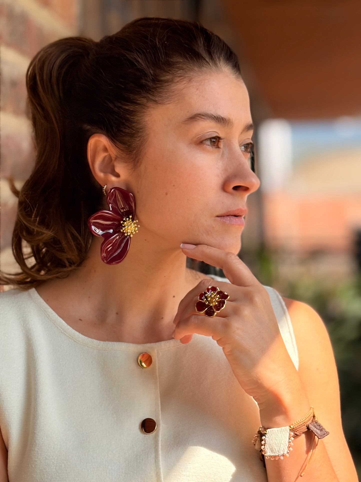 Anillo rodinado flor destello resina vinotinto