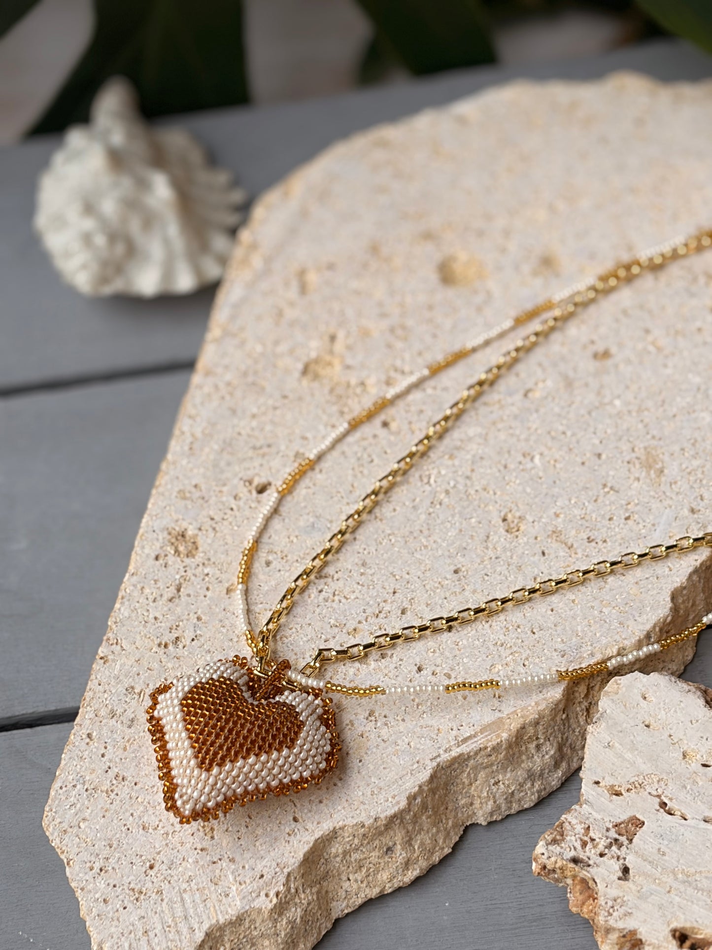 Collar tejido en mostacilla corazón doble faz