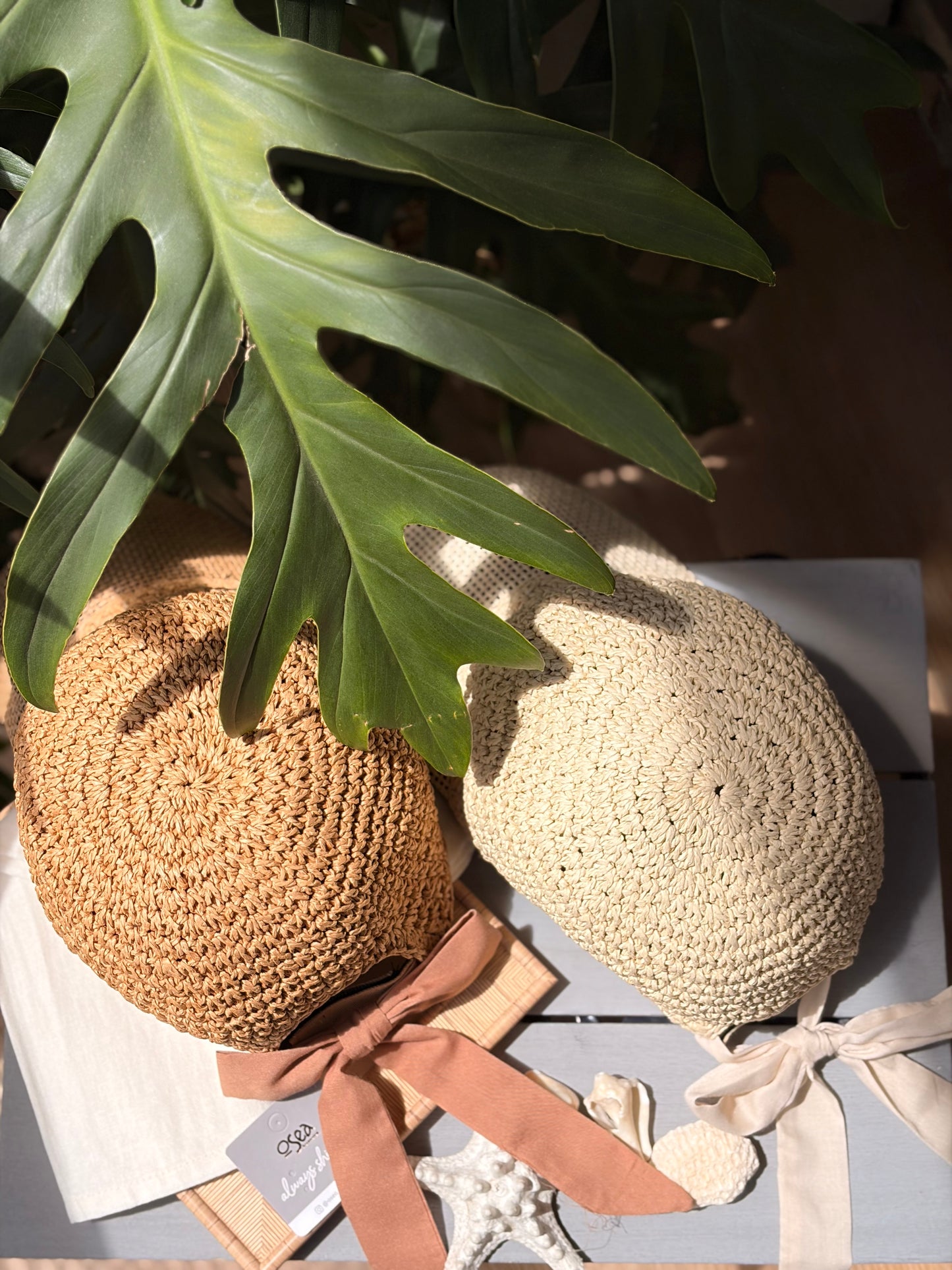 Gorra en fique sintético con moño de tela