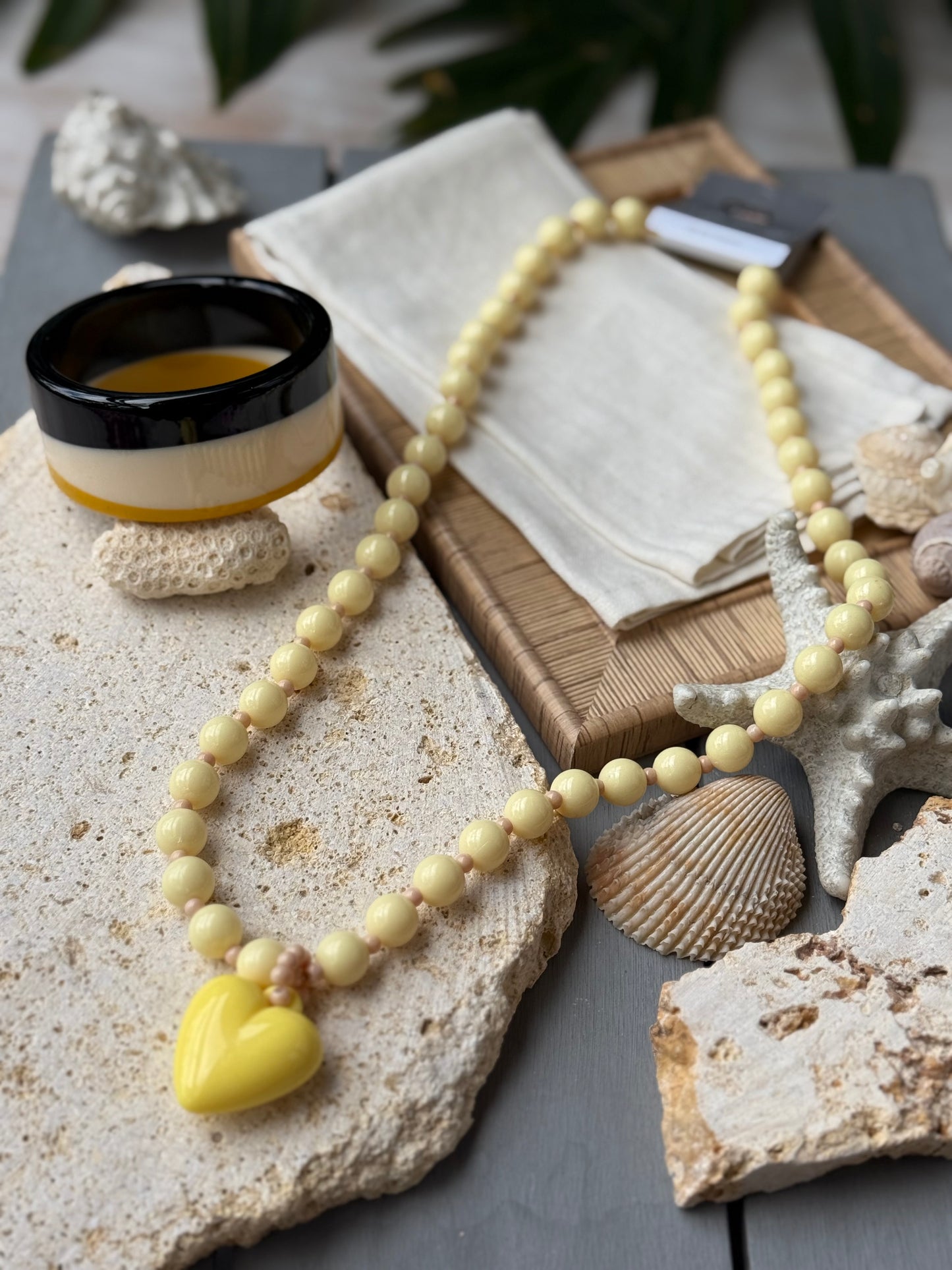 Collar bolas largo corazón pasta
