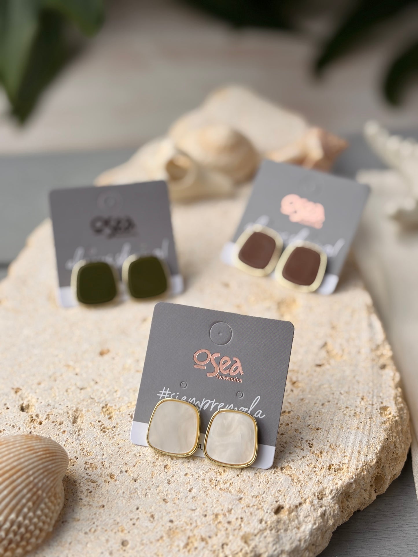 Aretes semi cuadrados rodinados esmaltados
