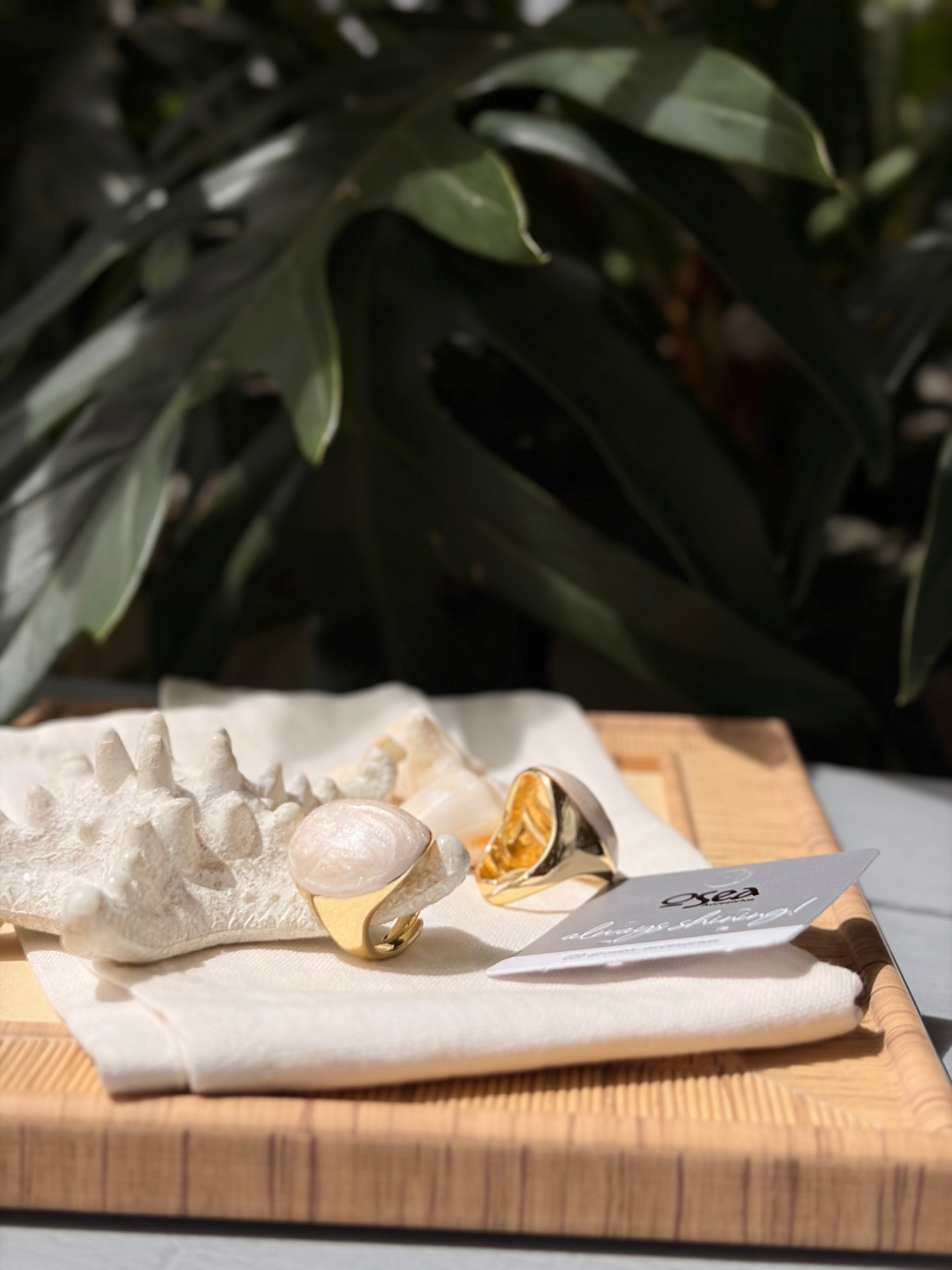 Anillo ovalado efecto nácar