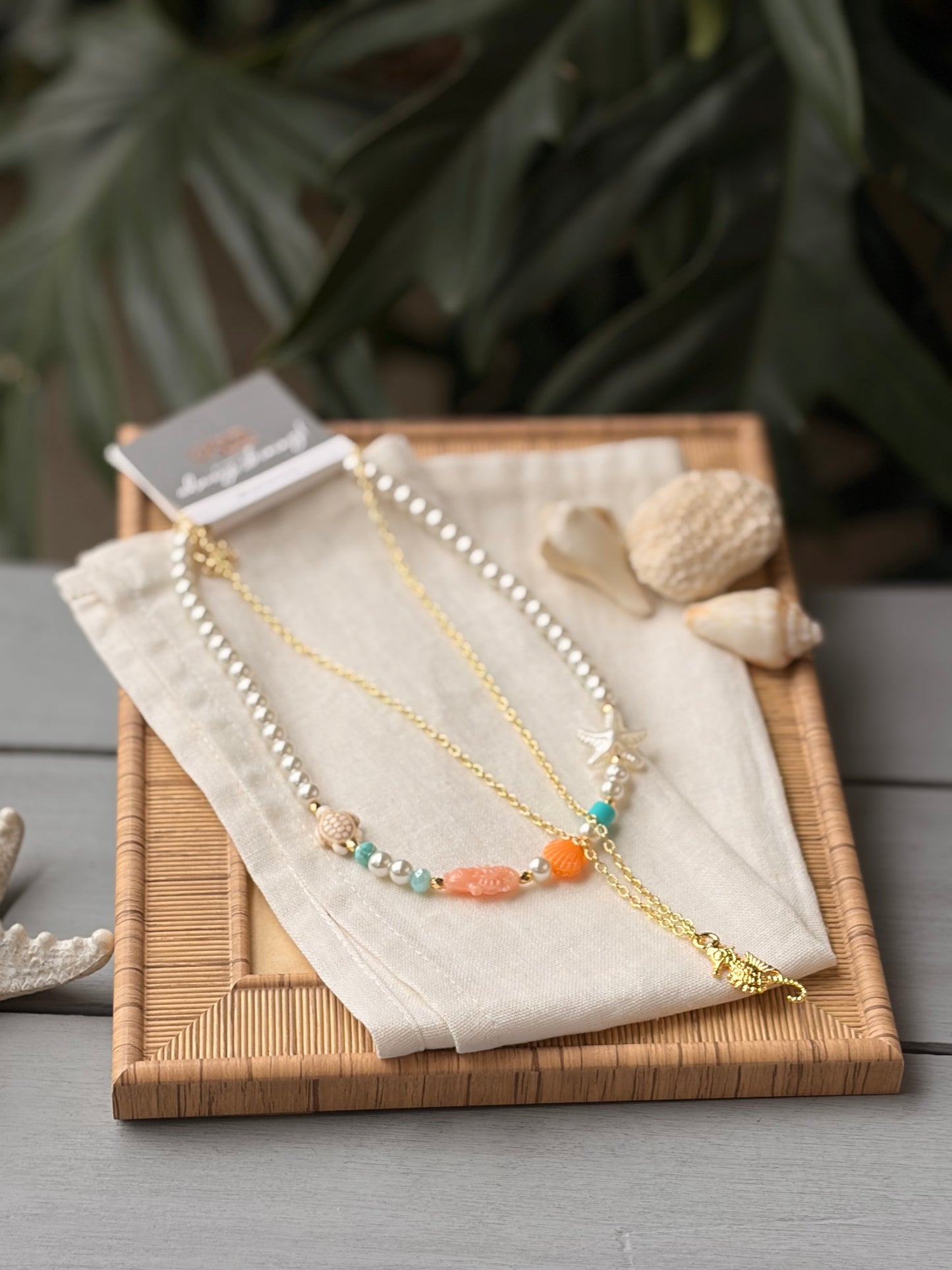 Collar doble rodinado y perlas dije caballito de mar