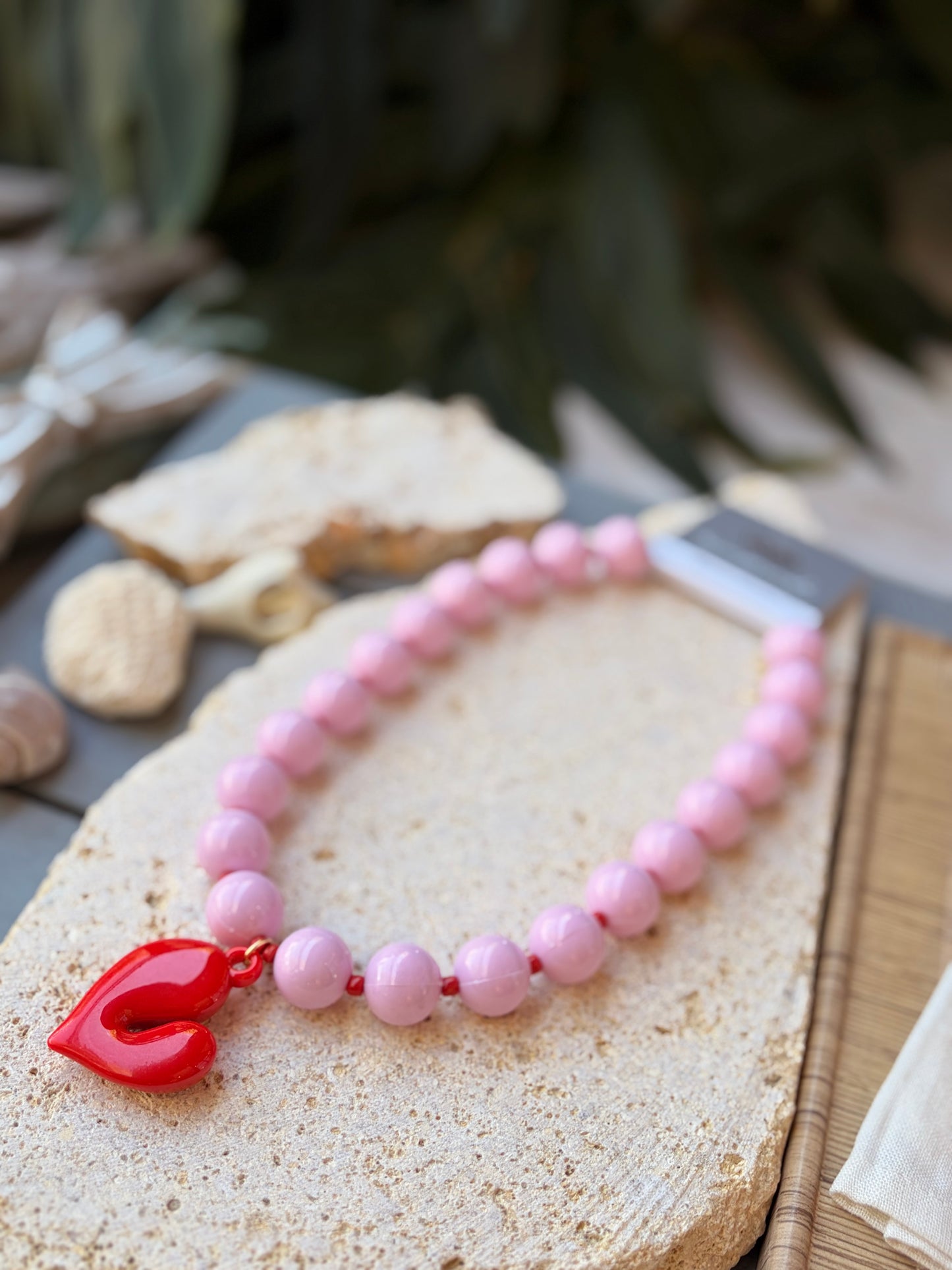Collar bolas medianas rosadas dije corazón