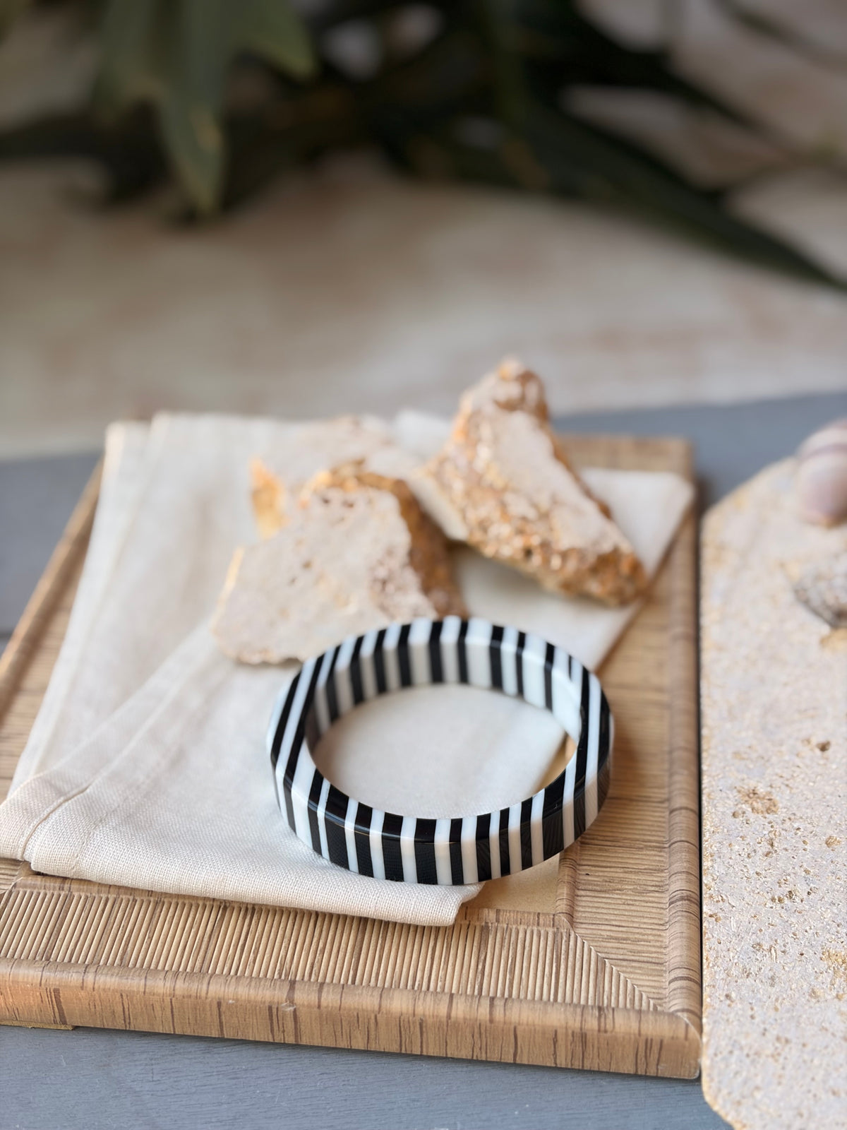 Pulsera en resina rayas blanco y negro