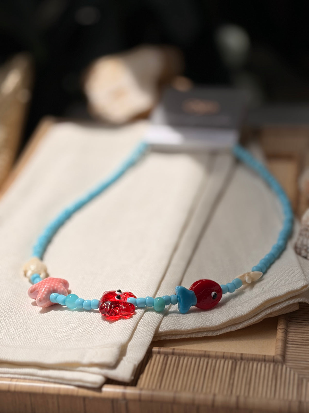 Collar chaquiras azul turquesa y dijes mar