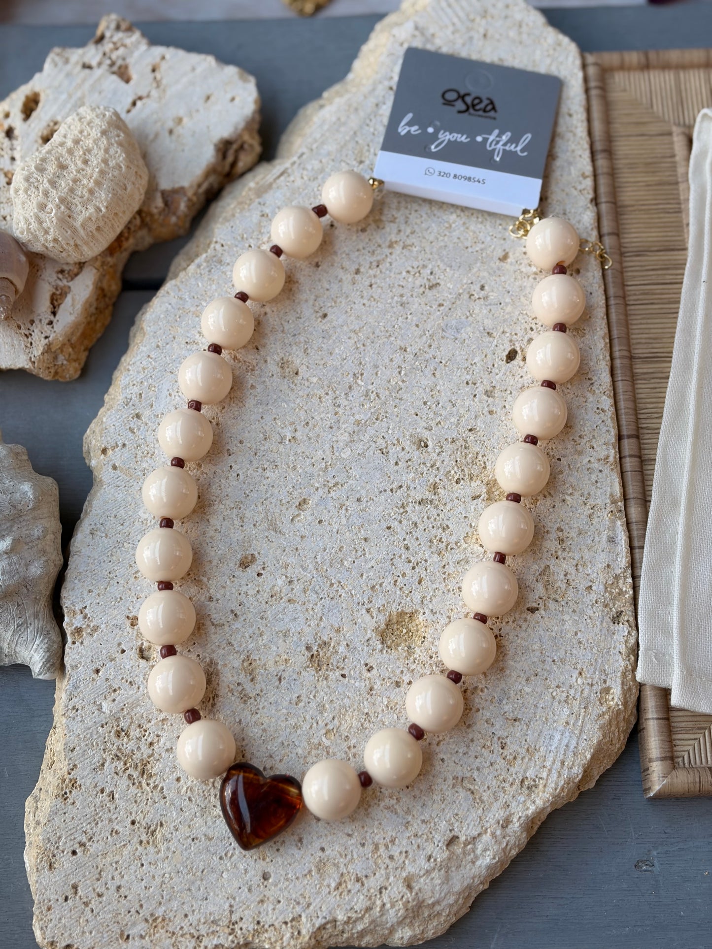 Collar bolas beige claro corazón degradé