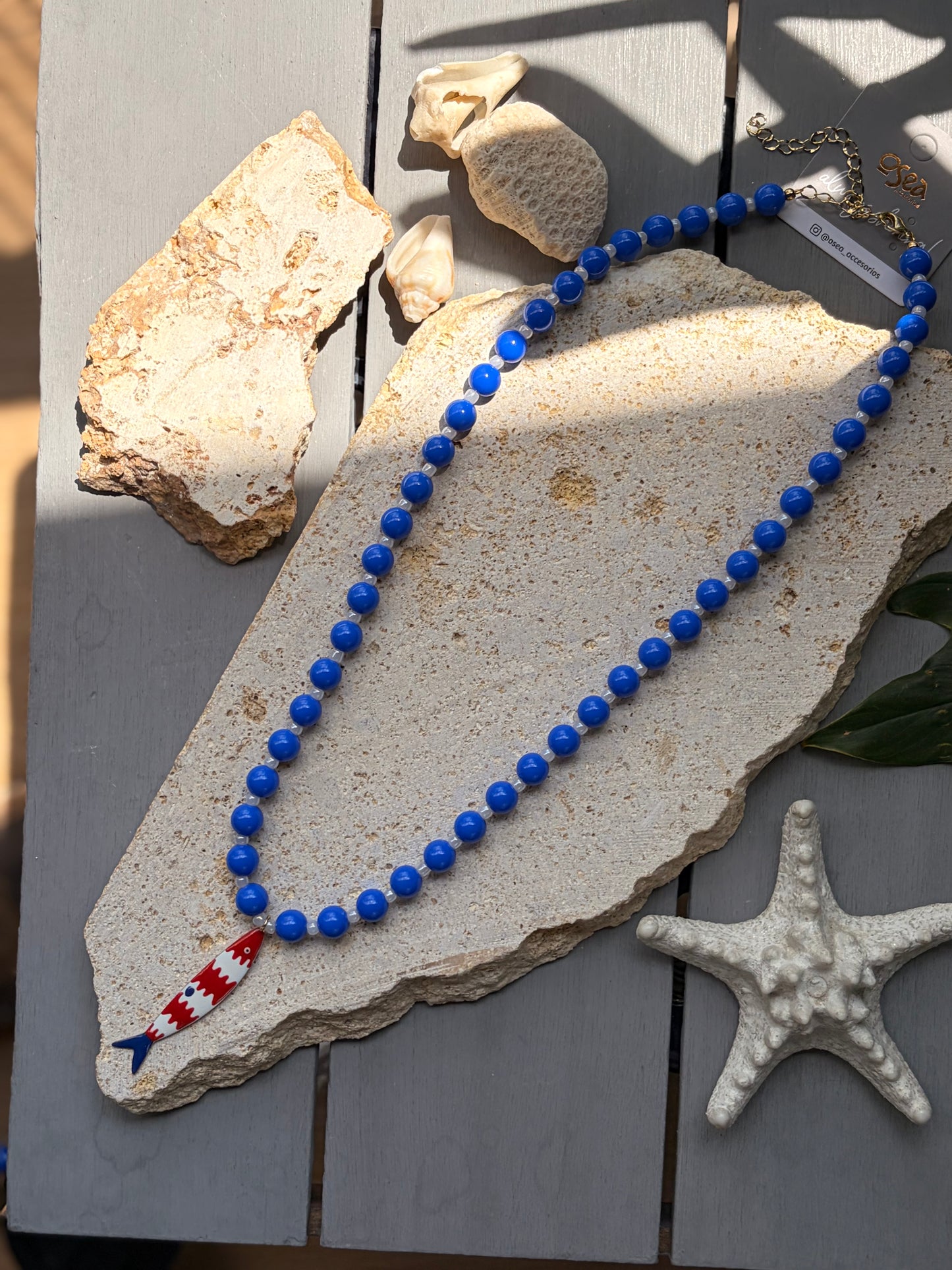 Collar bolas azules mostacillas dije pez