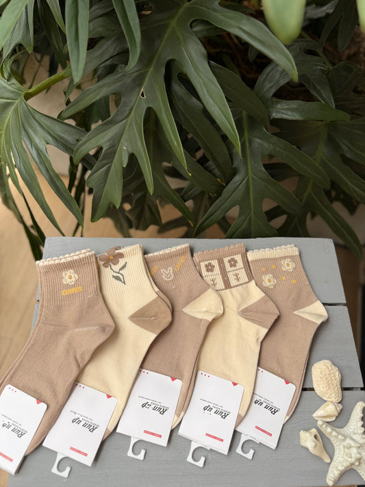 Medias en tonos café claro