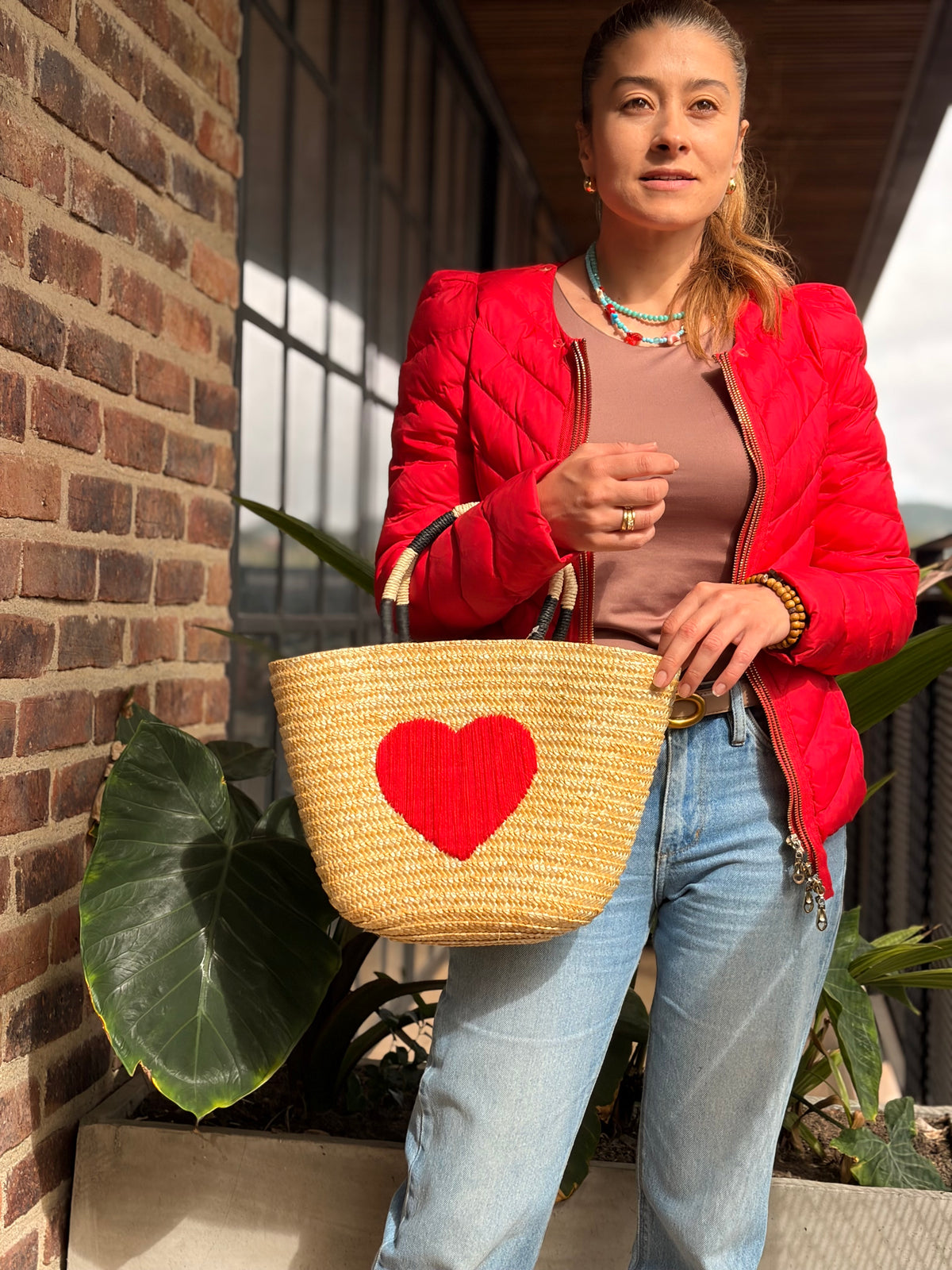 Bolso canasto corazón bordado en lana