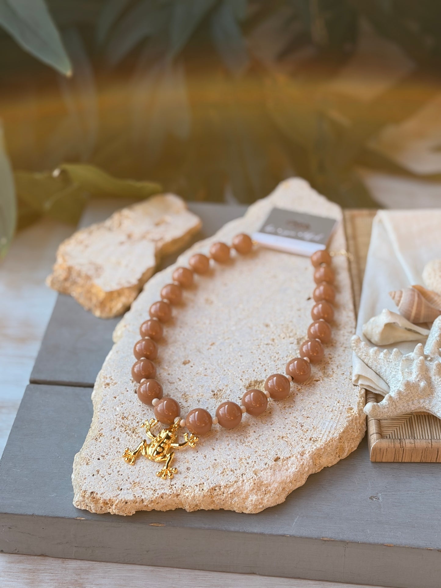 Collar bolas café dije rana 24k