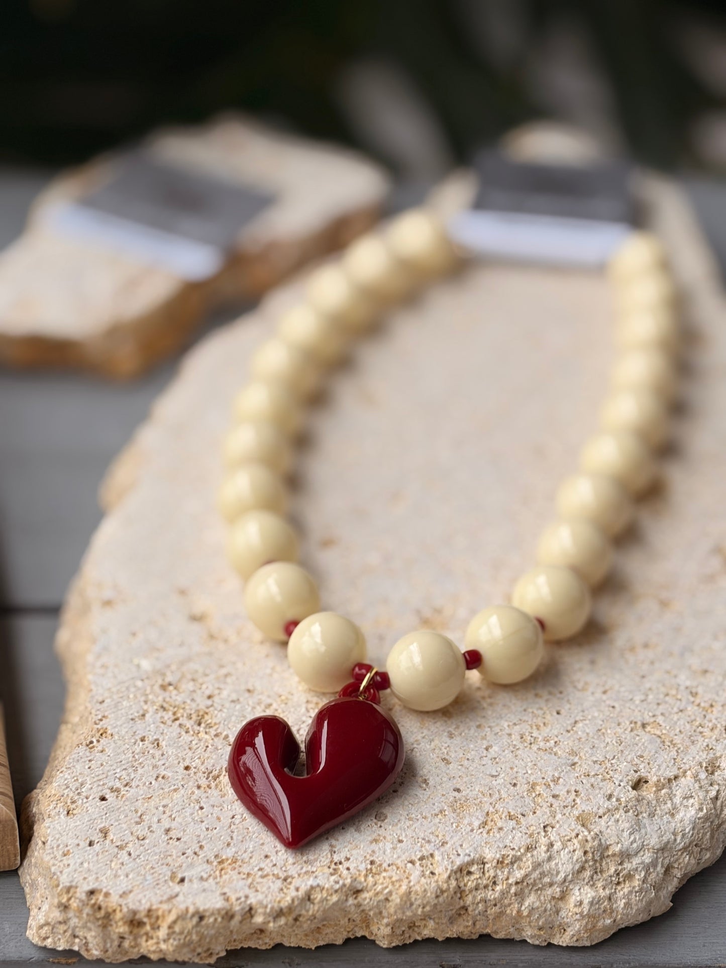 Collar bolas beige dije corazón