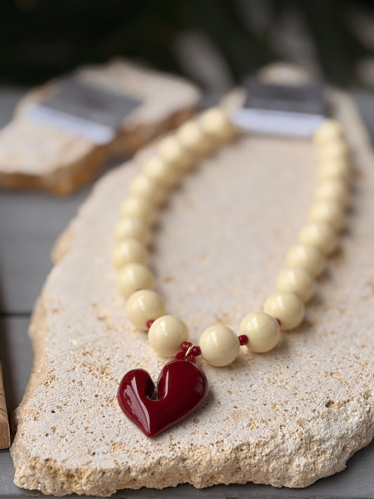 Collar bolas beige dije corazón