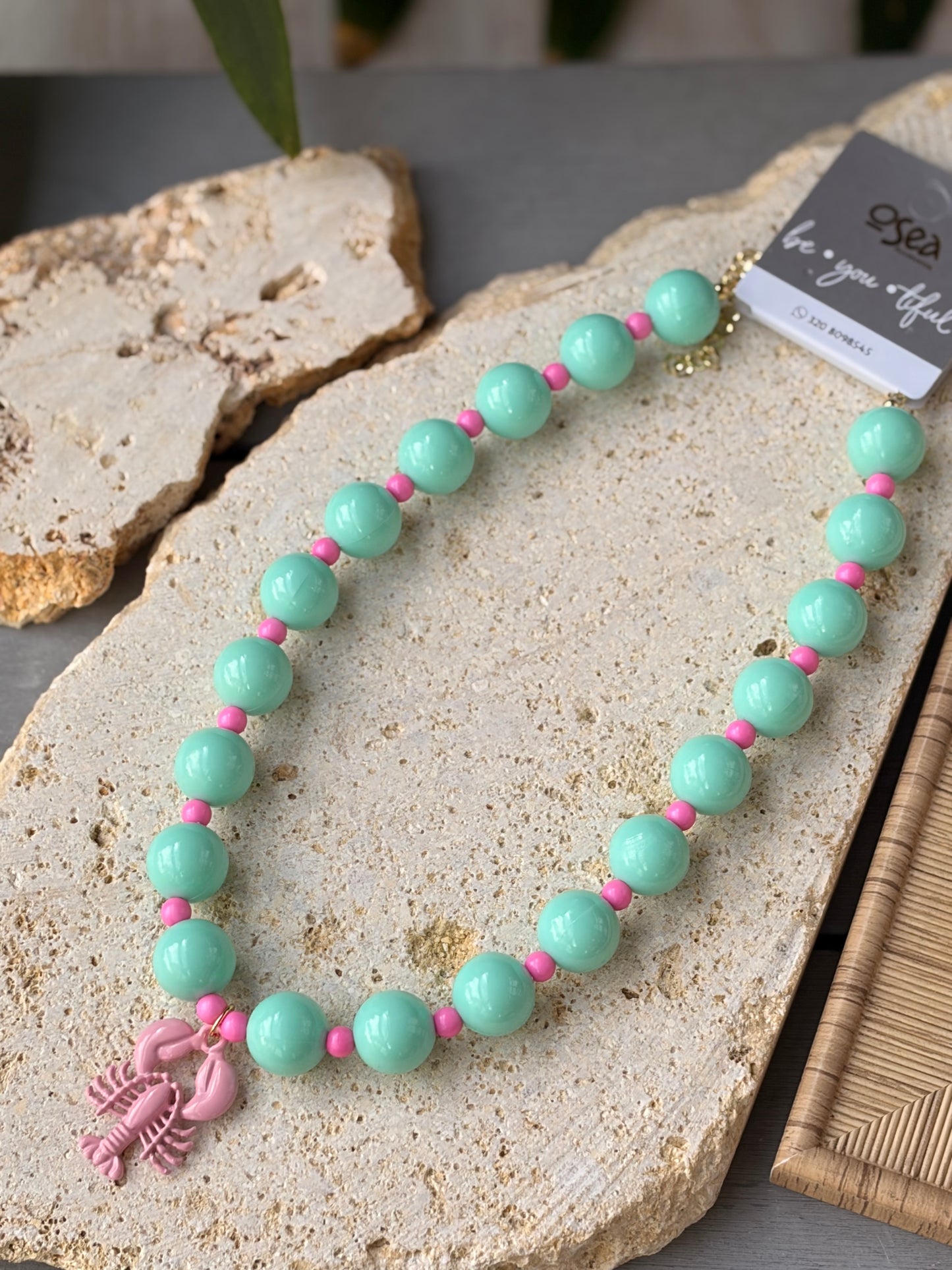 Collar de bolas verde menta dije langosta esmaltada