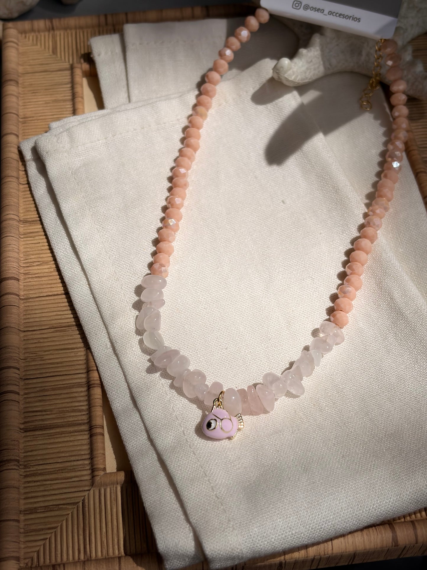 Collar piedras y dije pez tonos rosado