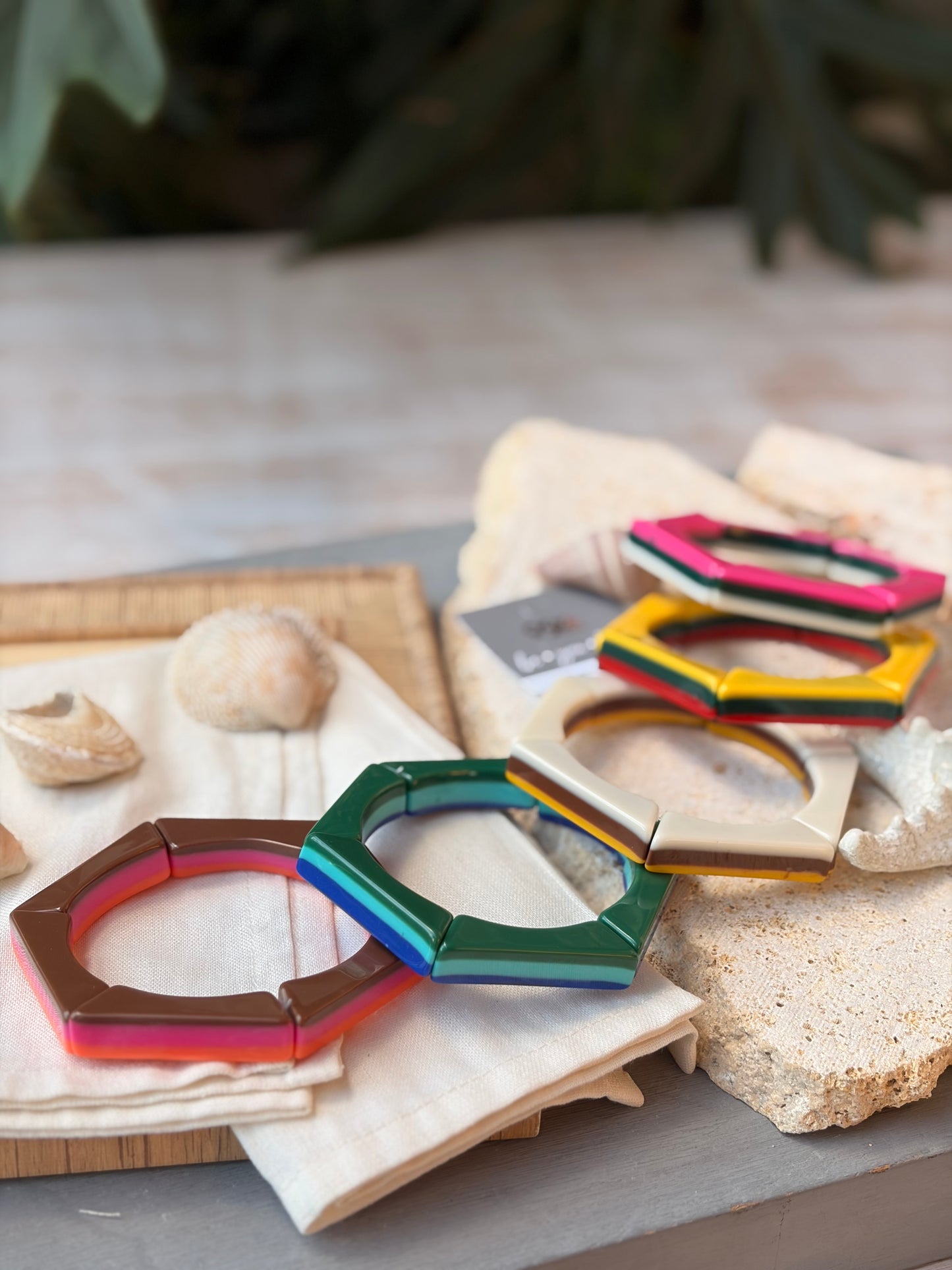 Pulseras hexagonal enresortada resina