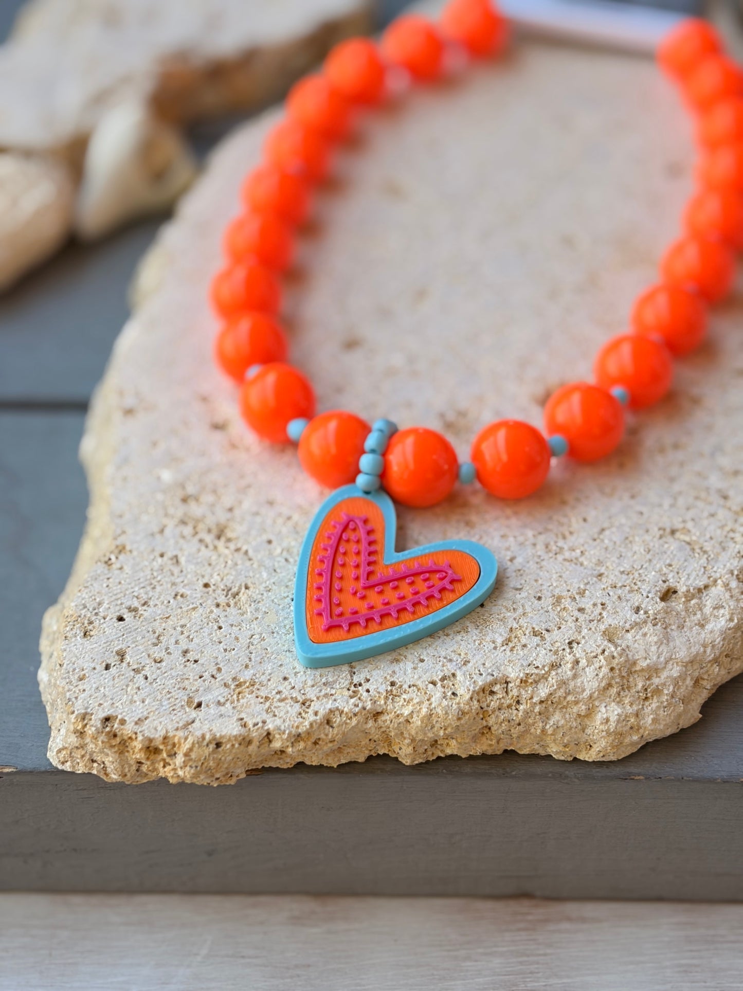 Collar bolas, mostacillas dije corazón relieve
