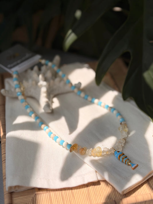 Collar pez azul con piedras