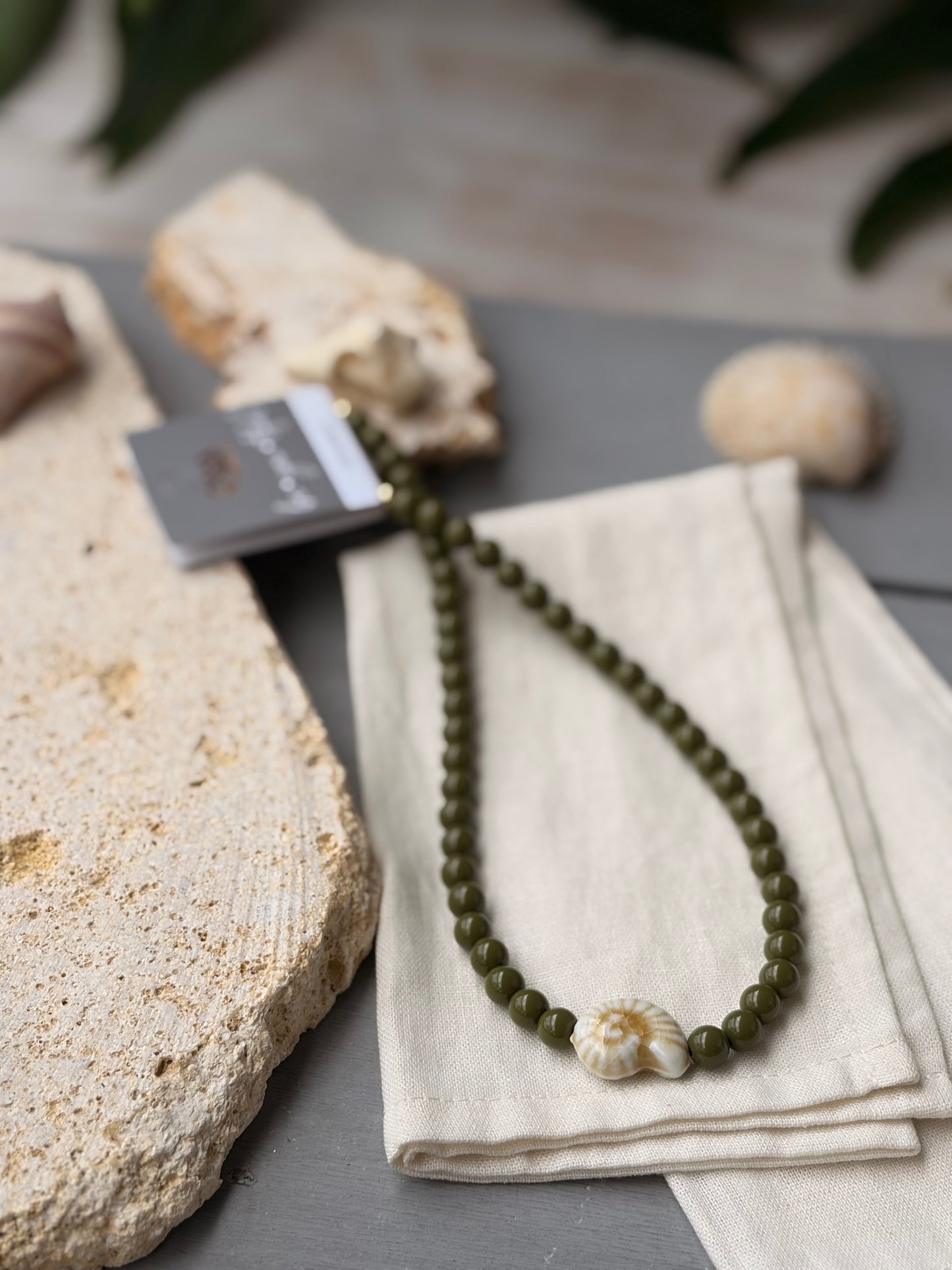 Collar bolas pequeñas verde dije caracol