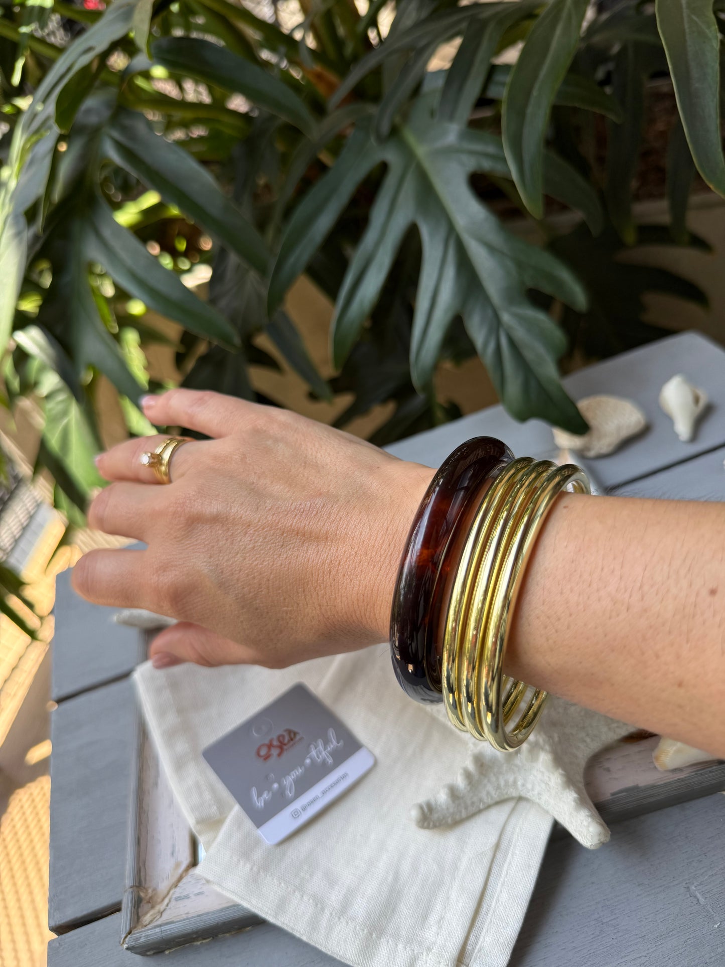 Juego de aros en resina y fantasía fina