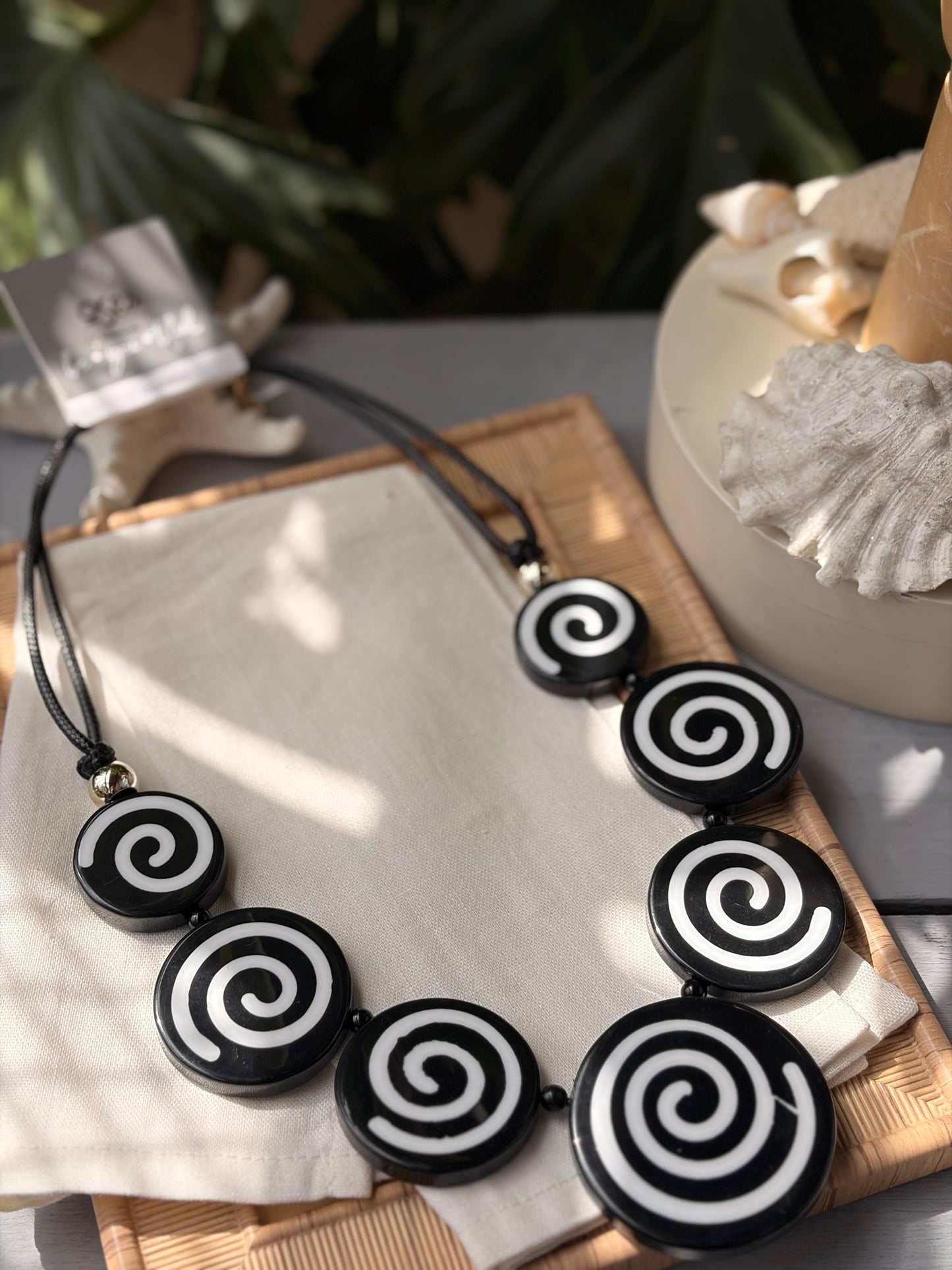 Collar cordón cuero resina espirales