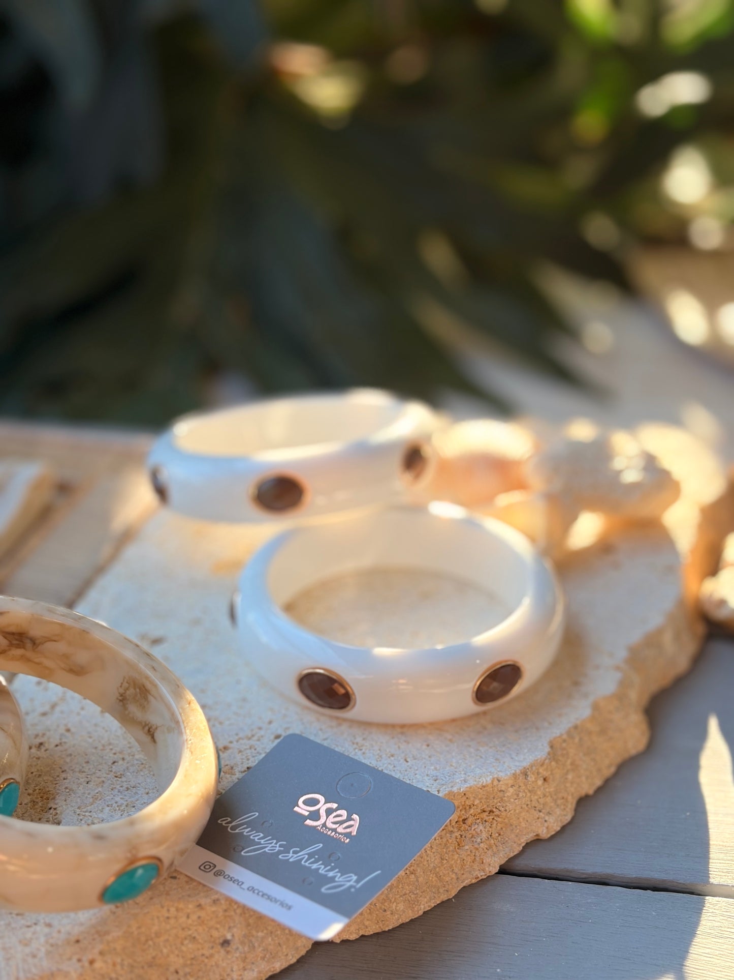 Pulsera en resina con incrustaciones de óvalos
