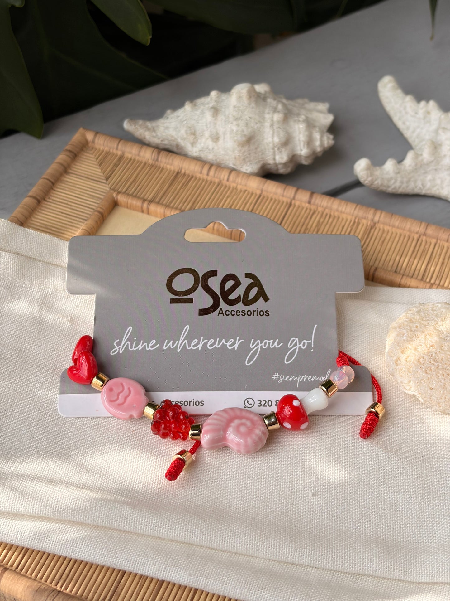 Pulsera hilo dijes rojos y rosados