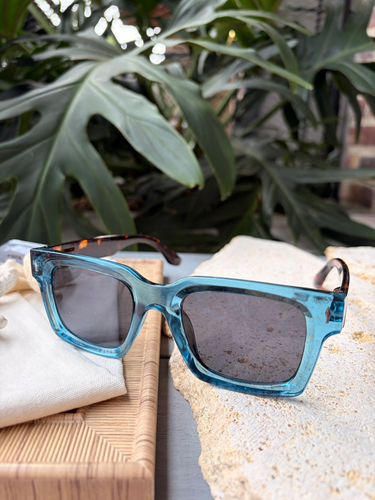 Gafas de sol en pasta lente colores